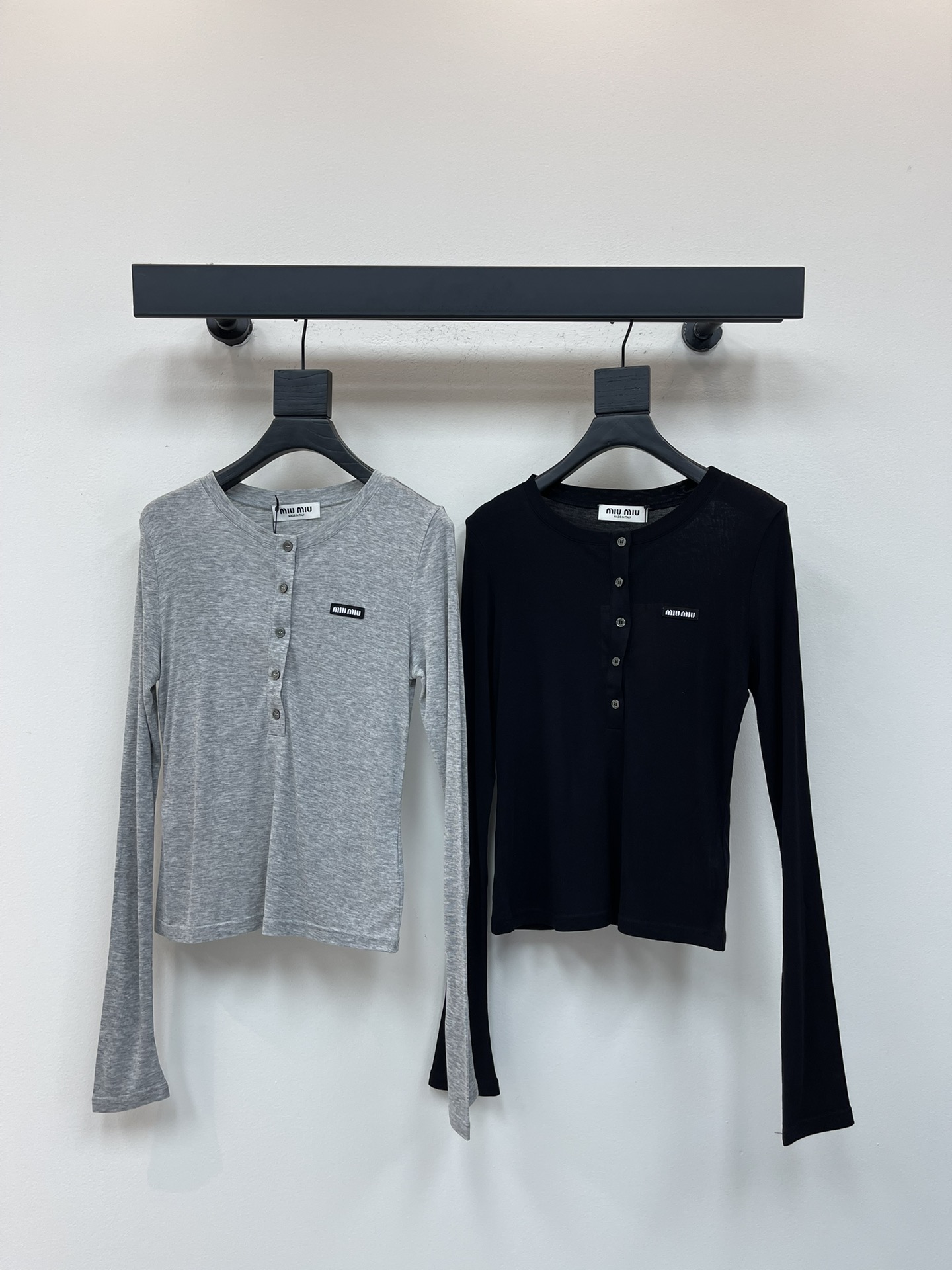 NO:489155,Miumi*25 early autumn new button half-plate round neck long-sleeved base shirt Customized YB Tiansi wool material Soft and delicate Texture Comfortable Round neck knitted base shirt Half-plate round button decoration Randomly adjust the slits The letter logo on the chest shows the brand tone Low-key and textured Stretch fabric fits the body The upper body shows simple and generous temperament Daily commuting SML,,miumiu,alexander wang19860909Miumi*25早秋新款纽扣半开襟圆领长袖打底衫 定制YB天丝羊毛材质 柔软细腻 质感舒适 圆领针织打底衫 半开襟圆扣装饰 随意调节开衩 胸前字母徽标展现品牌调性 低调有质感 弹力面料 贴合身形 上身尽显简单大方气质 日常通勤都 SML,,miumiu,alexander wang,Women's clothing