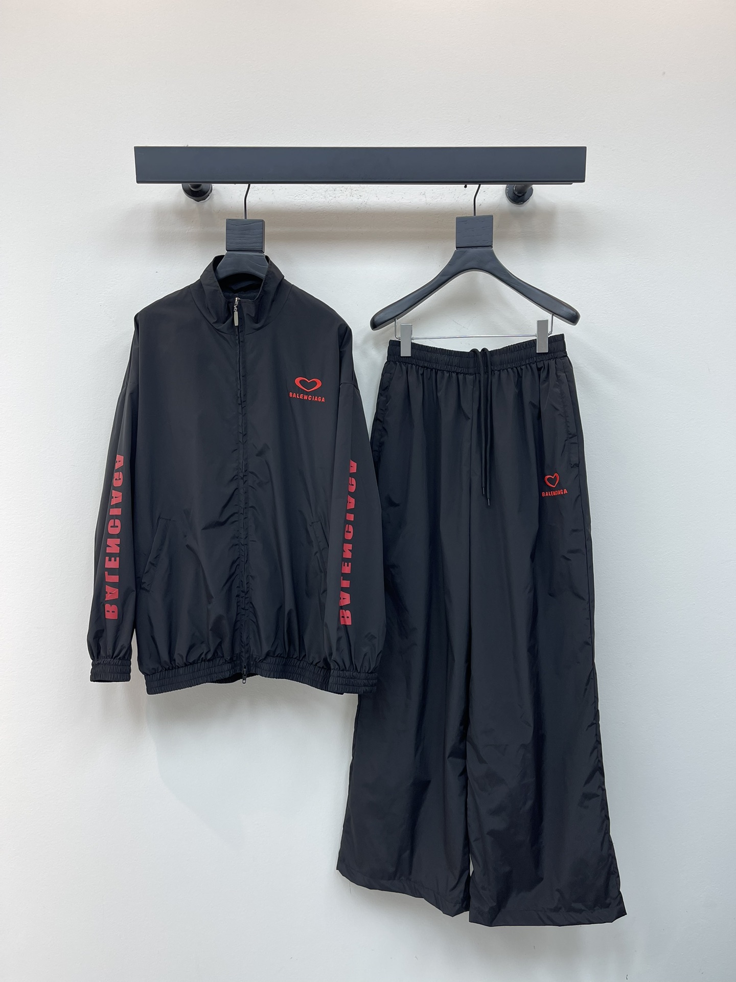 NO:489089,Jackets, trousers, Balenciag*25 new Chinese Valentine's limited style stand-up collar zipper jacket, sports casual pants set, classic letters, love embroidery craftsmanship, environmentally friendly technology imported nylon functional fabric, customized 1:1 hardware zipper, loose fit, same style, size 1.2.3.4,,balenciaga, jackets & coats, jackets & coats, alexander wang19860909外套 长裤Balenciag*25新款七夕限定款立领拉链夹克外套运动休闲裤套装 前幅经典字母爱心刺绣工艺 环保科技进口尼龙功能性面料 定制1:1五金拉链 宽松版型 男女同款 尺码1.2.3.4,,balenciaga,jackets & coats,jackets & coats,alexander wang,Women's clothing