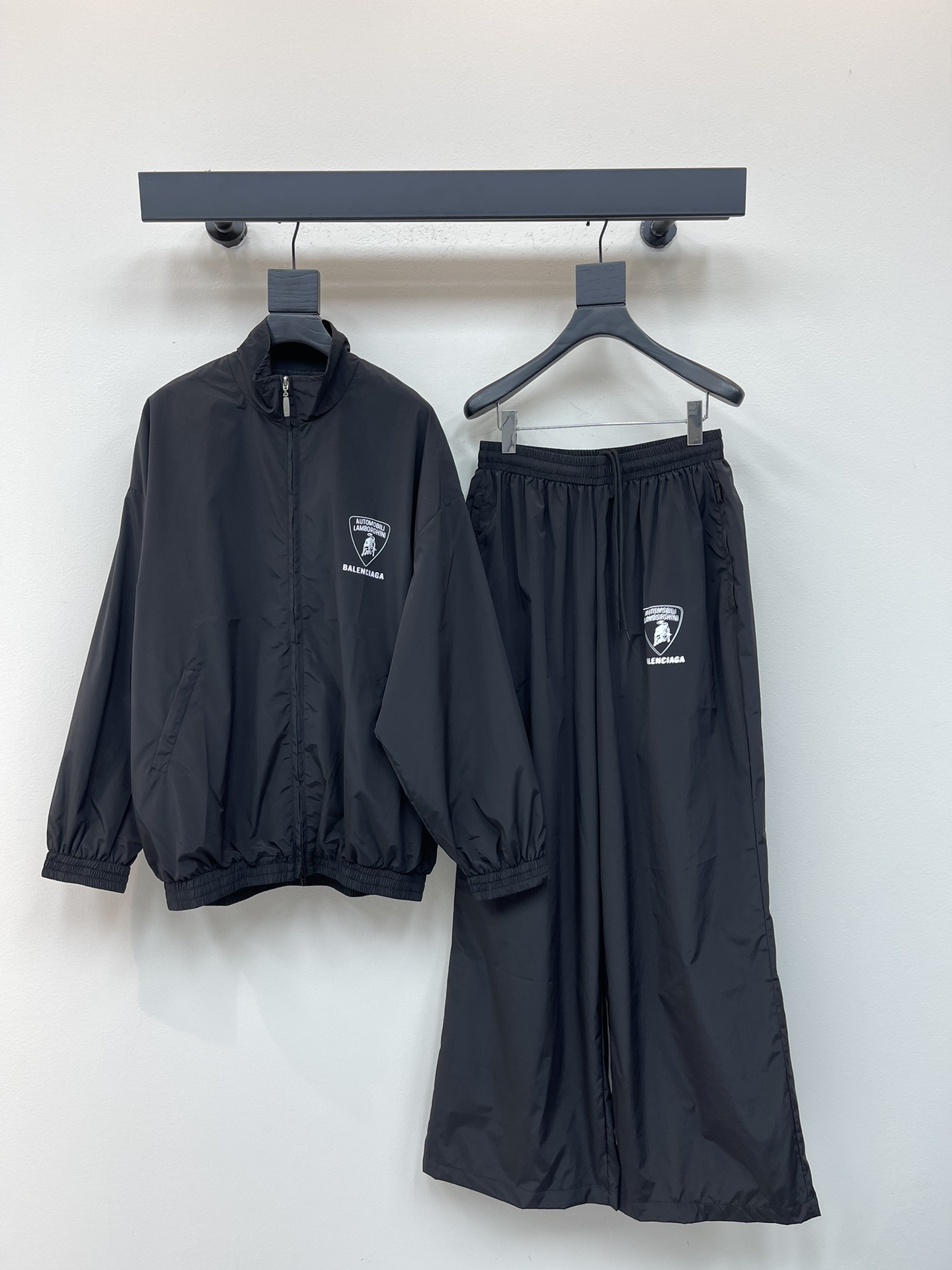 NO:489098,Jacket trousers Balenciag*25 new Paris Lamborghini co-branded series badge print sports jacket jacket casual pants sprint trousers suit. One of the highlights of the series is the brand new Lamborghini collaboration, from traditional co-branded patterns (printed with Lamborghini Temerario) to clever moments. It is decorated with Lamborghini russel badges and car-style decorations. Environmentally friendly technology imported nylon functional fabric, customized 1:1 hardware zipper. Loose fit, same style for men and women. Size 1.2.3.4,,balenciaga, jackets & coats, jackets & coats, alexander wang19860909外套长裤Balenciag*25新款巴黎兰博基尼联名系列徽章印花运动夹克外套休闲裤冲锋裤套装.该系列的亮点之一是全新的兰博基尼合作,从传统的联名图案(印有款兰博基尼 Temerario )到巧妙的时刻.上面饰有兰博基尼盾牌徽章和汽车风格的装饰.环保科技进口尼龙功能性面料,定制1:1五金拉链.宽松版型,男女同款. 尺码1.2.3.4,,balenciaga,jackets & coats,jackets & coats,alexander wang,Women's clothing