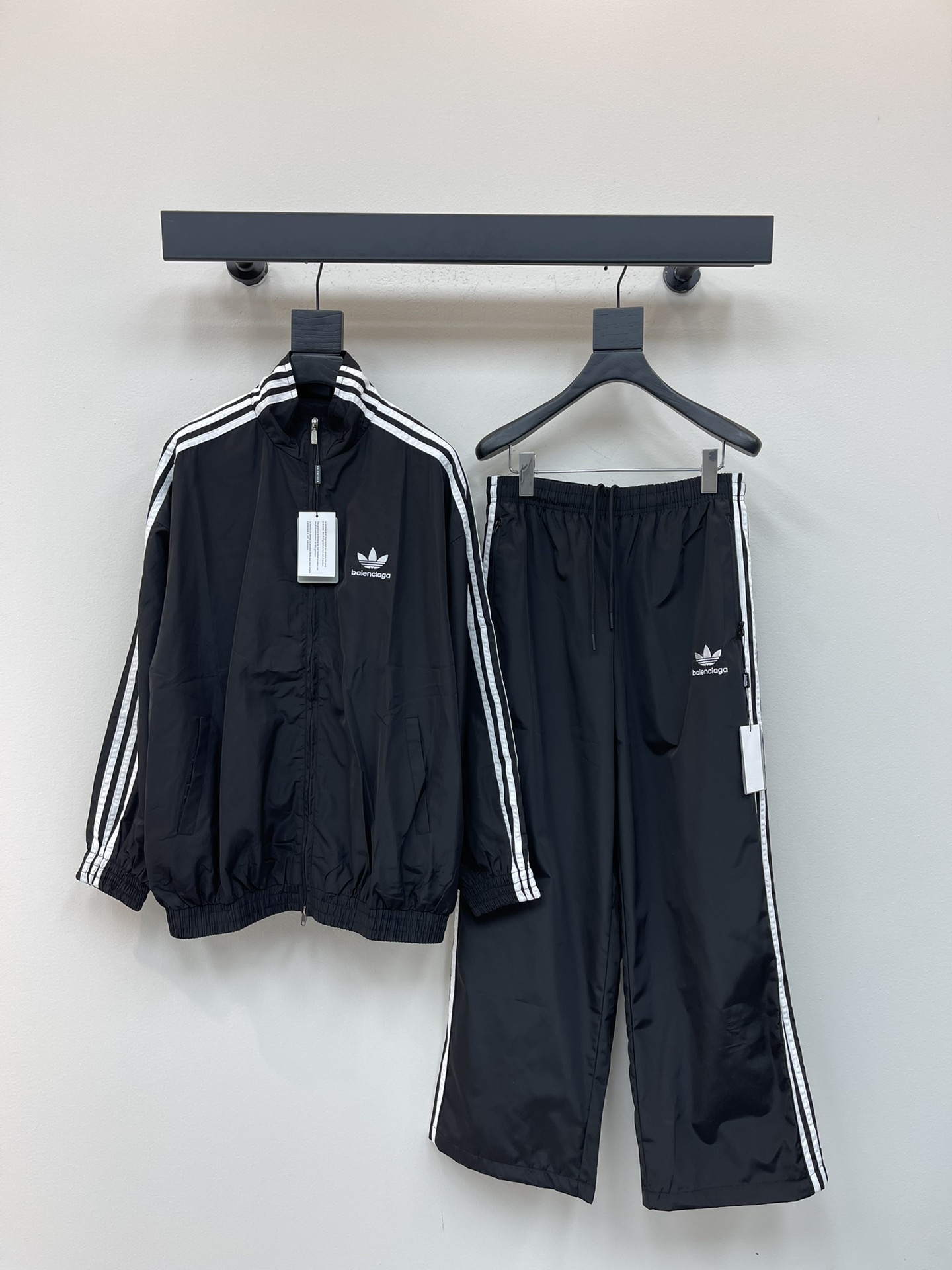 NO:489094,Jacket trousers Balenciag*Adidas Paris Adidas Name LOGO zipper sports jacket jacket casual pants set Custom recycled nylon fabric Inside three-level polyester bird's eye mesh Tajima high-speed embroidery machine embroidered mold custom hardware zipper loose fit men and women Size S-XL, adidas, balenciaga, jackets & coats, jackets & coats, alexander wang19860909外套长裤Balenciag*Adidas 巴黎阿迪达斯联名字母LOGO拉链运动夹克外套休闲裤套装 定制再生尼龙面料 内里采用三级聚酯鸟眼网布 田岛高速绣花机机绣 开模定制五金拉链 宽松版型 男女同款 尺码S-XL,,adidas,balenciaga,jackets & coats,jackets & coats,alexander wang,Women's clothing