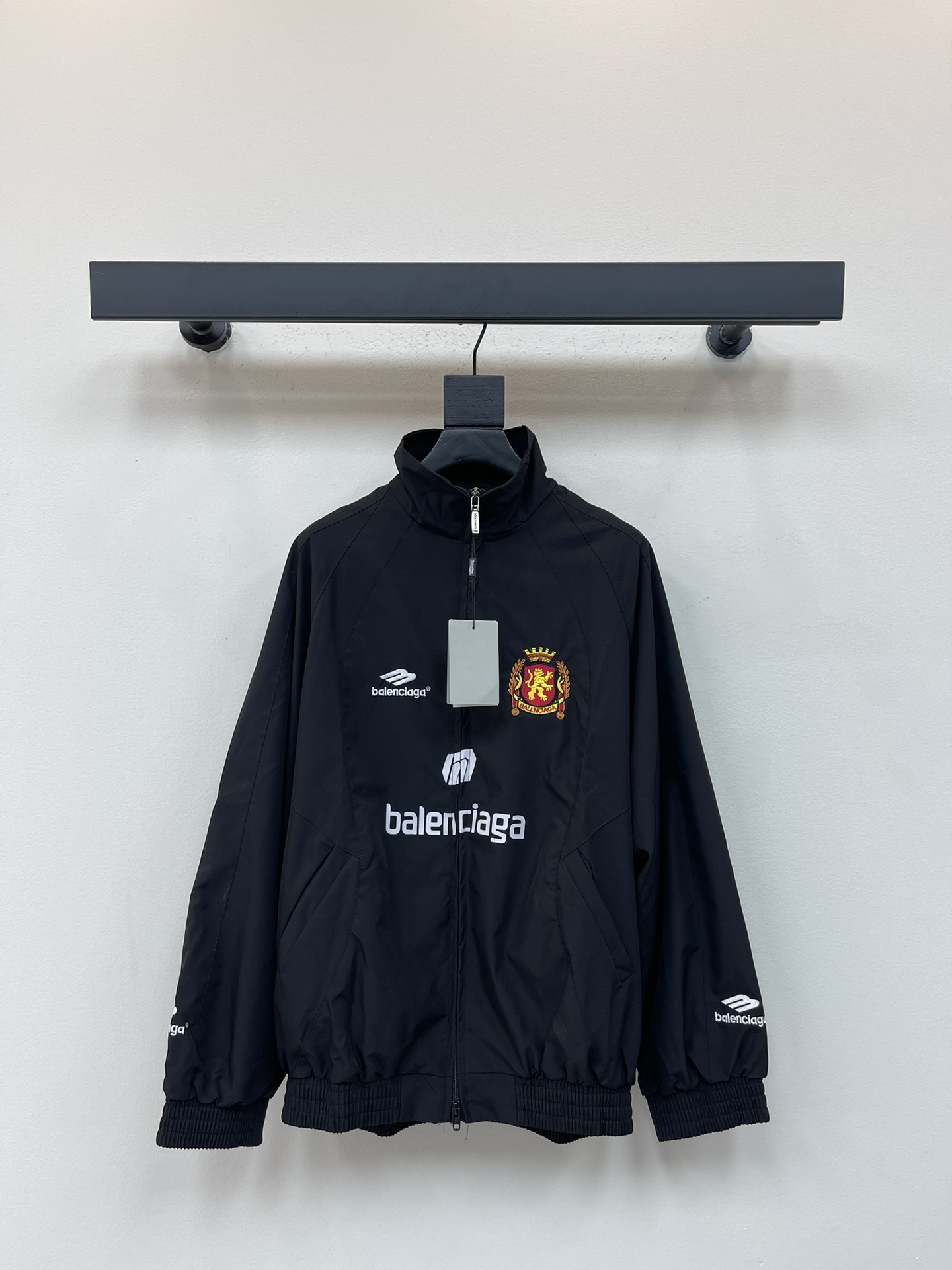 NO:489102,Balenciag* Paris 25 new Manchester United football jacket jacket with high standing collar ragdoll sleeves Double-head zipper closure 2 zipper oblique pockets Same color piping details Elastic cuffs and waistline The chest is embroidered with football crest artworks Embroidered with sponsor artworks prints Chest and sleeves Embroidered with 3B sports icon artworks embroidered with Paris soccer artworks Loose style Men and women Size S-XL,,balenciaga, jackets & coats,jackets & coats,alexander wang19860909Balenciag*巴黎25新款曼联足球运动夹克外套 高立领 插肩袖 双头拉链开合 2个拉链斜口袋 同系配色滚边细节 松紧袖口和腰围 胸部饰以football crest艺术作品刺绣 正面饰以sponsor艺术作品印花 胸部和衣袖饰以3B sports icon艺术作品刺绣 背面饰以Paris soccer艺术作品印花 宽松版型 男女同款 码数S-XL,,balenciaga,jackets & coats,jackets & coats,alexander wang,Women's clothing