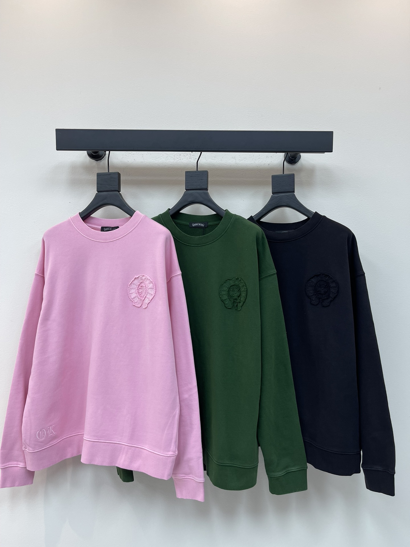 NO:489135,Chrome Heart* 25 autumn and winter new American laser burning 3D three-dimensional embroidered couple casual sweatshirt!  Custom fabric 420g tripe terry terry fabric!  American pickling and old original cloth laser flower patch embroidery, exquisite embroidery of letters!  The upper body is very comfortable, the same style as men and women!  S-XL A, chrome hearts, chrome hearts, hoodie, sweatshirts, alexander wang19860909Chrome Heart*克罗心25秋冬新款美式激光烧花3D立体贴布彩绣情侣休闲卫衣！定制面料420克牛肚毛圈面料！美式酸洗做旧原身布激光烧花贴布绣 字母精致刺绣！上身非常舒适,男女同款！S-XL A,,chrome hearts,chrome hearts,hoodie,sweatshirts,alexander wang,Women's clothing