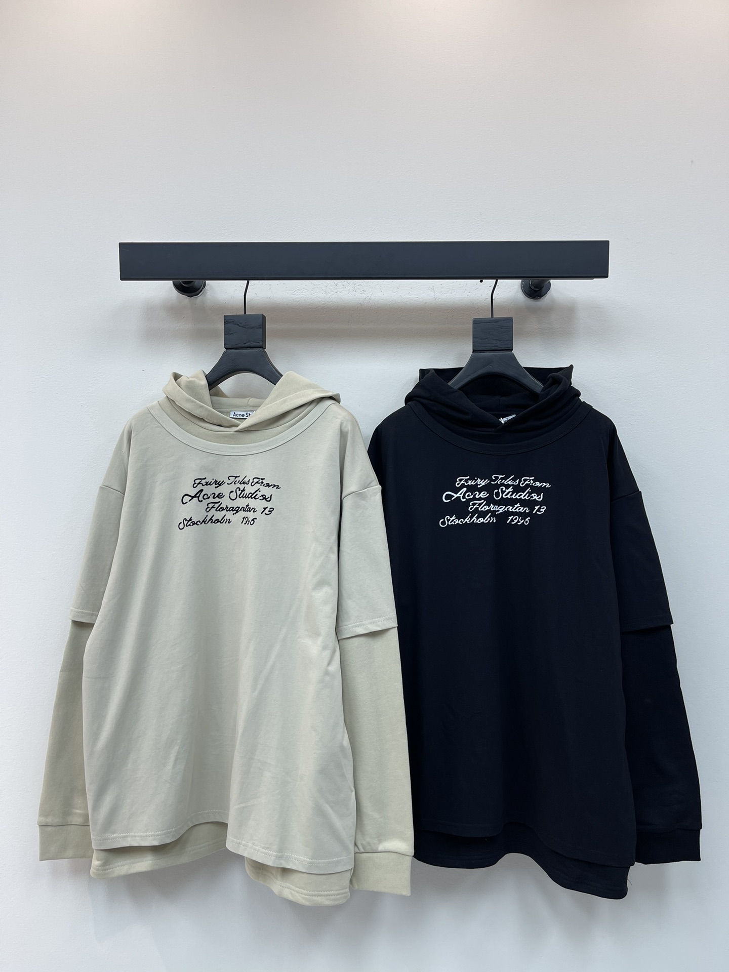 NO:489162,Acne studio*25 early autumn new fake two-piece hooded sweatshirt custom YB twill cotton material comfortable and soft, fashionable outfit The inner hooded sweatshirt is connected with the same color silhouette short sleeves on the neckline cuffs. The three-dimensional boundary line at the collar cuffs creates a visual sense of fake two pieces. Rich design levels. The letter logo on the chest is low-key to show the brand's personality charm. It can be easily controlled for daily travel or leisure and entertainment. Fashion and relaxation. SML, acne studios, dior, hoodie, sweatshirts, T-shirts, hats, alexander wang19860909Acne studio*25早秋新款假两件连帽卫衣 定制YB斜纹全棉材质 舒适软糯 穿搭洋气 内里连帽卫衣外接同色系廓形短袖 在领口袖口处的立体边界线 打造假两件即视感 丰富设计层次 胸前花体字母徽标 低调彰显了品牌个性魅力 日常出行还是休闲娱乐 都能轻松驾驭 时尚松弛 SML,,acne studios,dior,hoodie,sweatshirts,T-shirt,hats,alexander wang,Women's clothing