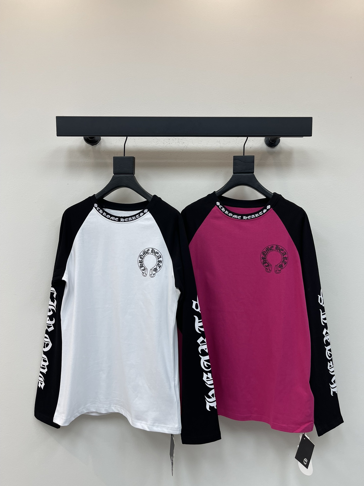 NO:487577,Chrome heart* Croxin Sanskrit printed long-sleeved T-shirt. The neckline is high-weight thread, fixed-woven and dyed double-yarn pure cotton fabric, super conspicuous, beautiful and super atmospheric, the same style for men and women! The overall upper body shows fashion and personality, and it is even more popular for couples to wear it together!! The same style for men and women!  S-XL A,,chrome hearts,chrome hearts,tees,t-shirt,alexander wang19860909Chrome heart*克罗心梵文印花长袖T恤.领口高克重螺纹,定织定染双纱纯棉面料,超级显眼超级好看超级大气,男女同款!整体上身特彰显时尚和个性,情侣一起穿更是炸街王牌推荐t恤!!男女同款！S-XL A,,chrome hearts,chrome hearts,tees，t-shirt,alexander wang,Women's clothing