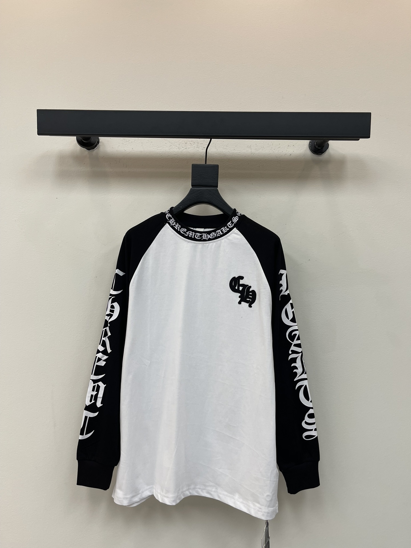 NO:487591,Chrome heart* Croxin Sanskrit printed long-sleeved T-shirt. The collar cuffs are high-weight threads, fixed-woven and dyed double-yarn pure cotton fabric, super conspicuous, beautiful and super atmospheric, the same style for men and women! The overall upper body shows fashion and personality, and it is even more popular for couples to wear them together!! The same style for men and women!  S-XL, chrome hearts, chrome hearts, tees, t-shirt, alexander wang19860909Chrome heart*克罗心梵文印花长袖T恤.领口袖口高克重螺纹,定织定染双纱纯棉面料,超级显眼超级好看超级大气,男女同款!整体上身特彰显时尚和个性,情侣一起穿更是炸街王牌推荐t恤!!男女同款！S-XL,,chrome hearts,chrome hearts,tees，t-shirt,alexander wang,Women's clothing