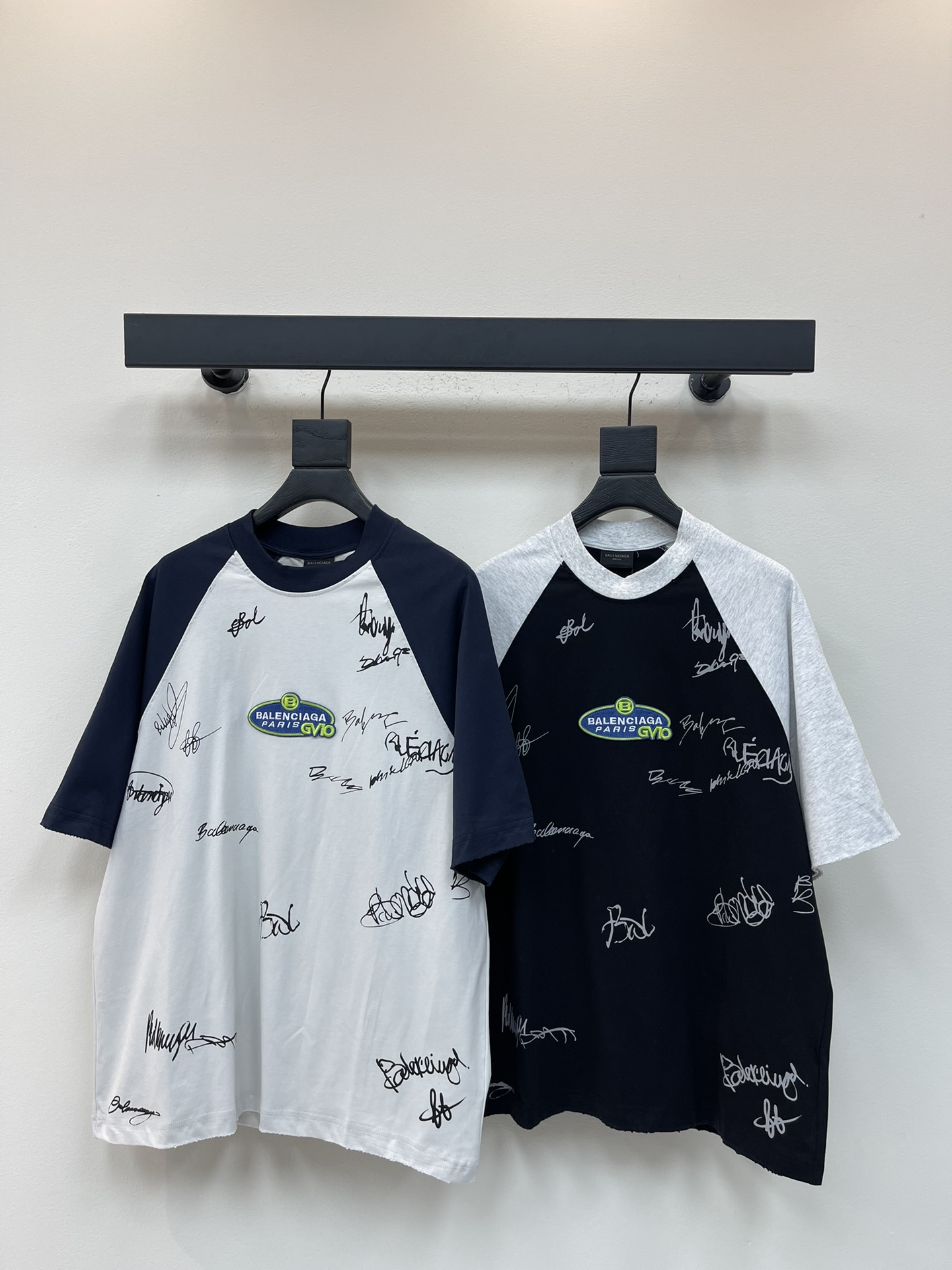 NO:487660,Chrome Heart* Crowe Shoulder Graffiti Round Neck Short-sleeved T-shirt is made of all-cotton fabric, comfortable and breathable on the upper body, loose style, slim and versatile on the upper body, and is easy to match with jeans and shorts. It is simple and elegant, whether you are going out or commuting to work, it is super stylish~ simple but not without fashion~ skin-friendly pure cotton, soft touch, fashion essentials, men and women's same style~S-XL,,chrome hearts, chrome hearts, shorts, jeans, T-shirt, tees, t-shirt, alexander wang19860909Chrome Heart*克罗心插肩涂鸦字母圆领短袖T恤 采用全棉面料,上身舒适透气,宽松版型,上身显瘦百搭,随意搭配牛仔裤短裤,上身简约大气,无论是日常出门还是上班通勤都可以,随意搭配都超有范~简约但不失时尚感~亲肤纯棉 触感柔软 时髦精必备 男女同款～S-XL,,chrome hearts,chrome hearts,shorts,jeans,T-shirt,tees，t-shirt,alexander wang,Women's clothing