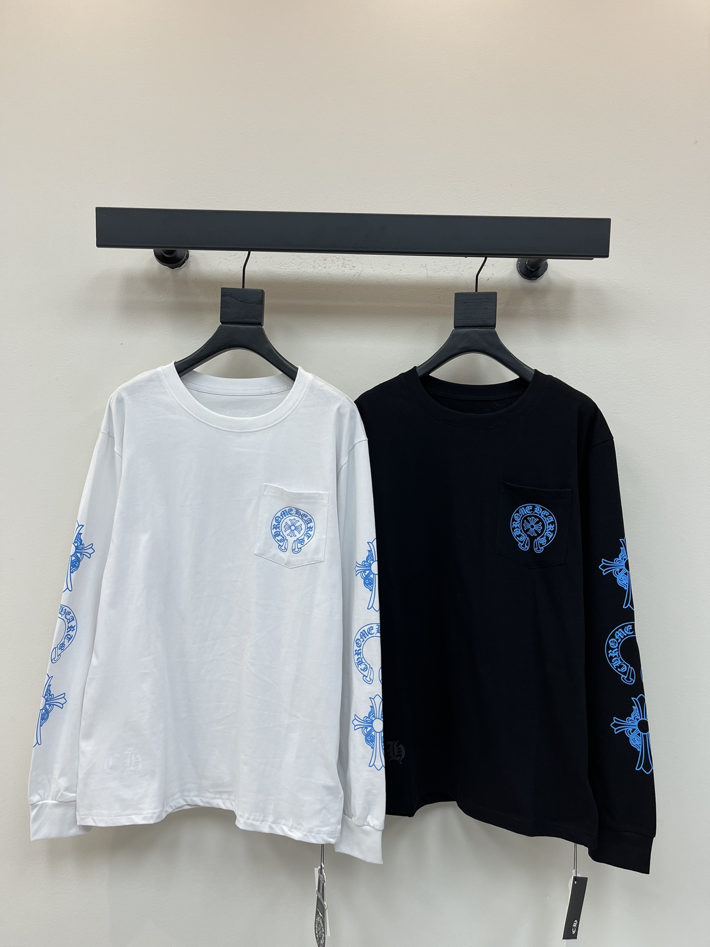 NO:487621,Chrome heart* Croxin Sanskrit cross printed long-sleeved T-shirt. The collar cuffs are high-weight threads, fixed-woven and dyed double-yarn pure cotton fabric, super conspicuous, beautiful and super atmospheric, the same style for men and women! The overall upper body shows fashion and personality, and it is even more popular for couples to wear them together!! The same style for men and women!  S-XL, chrome hearts, chrome hearts, tees, t-shirt, alexander wang19860909Chrome heart*克罗心梵文十字架印花长袖T恤.领口袖口高克重螺纹,定织定染双纱纯棉面料,超级显眼超级好看超级大气,男女同款!整体上身特彰显时尚和个性,情侣一起穿更是炸街王牌推荐t恤!!男女同款！S-XL,,chrome hearts,chrome hearts,tees，t-shirt,alexander wang,Women's clothing