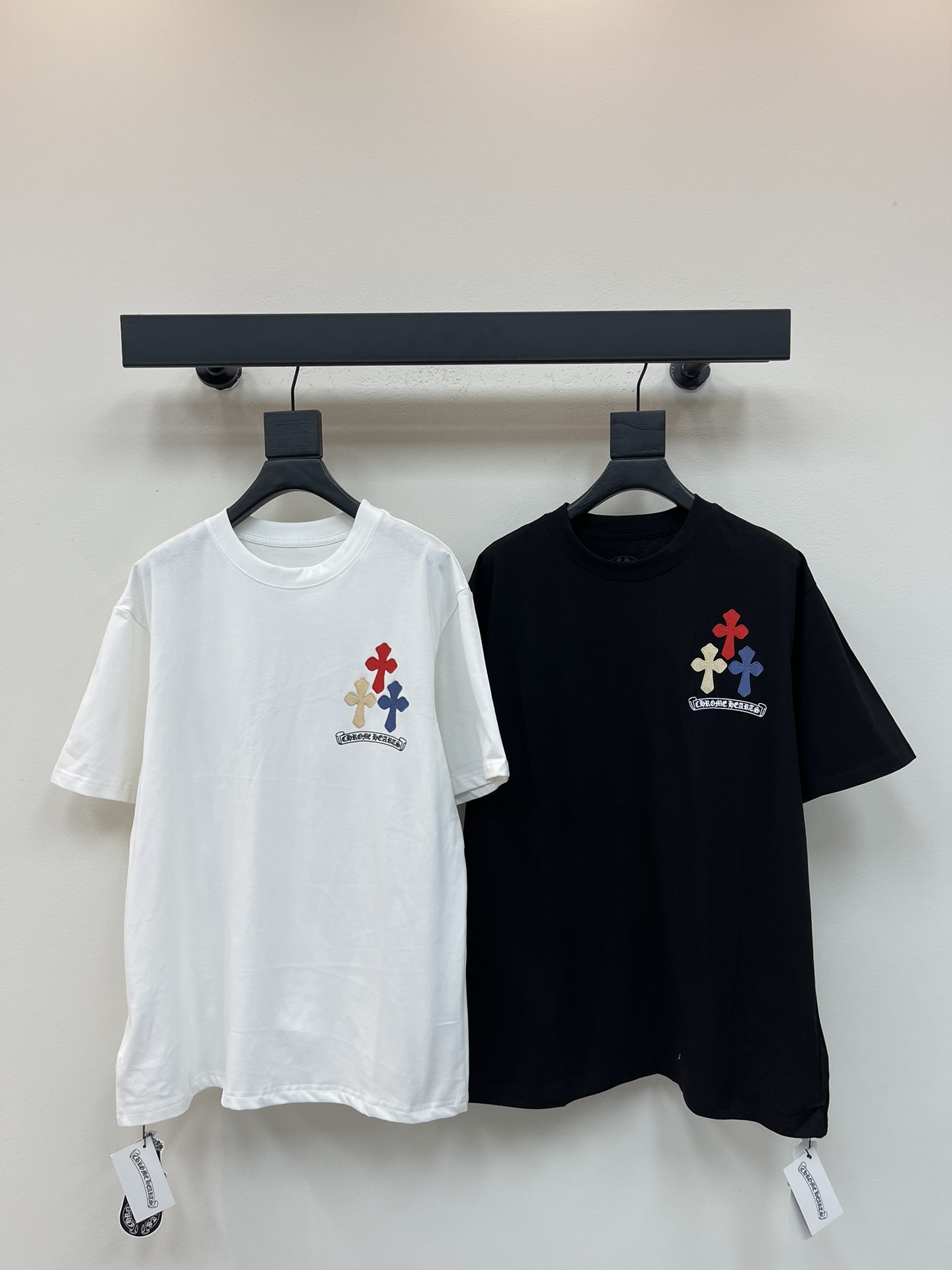 NO:487645,Chrome Heart* Croxin contrast cross embroidered Sanskrit printed round neck short-sleeved T-shirt is made of all-cotton fabric, comfortable and breathable on the upper body, loose style, slim and versatile on the upper body, and is simple and elegant on the upper body, whether you are going out or commuting at work, you can match it at will, it is super stylish~ simple but not without fashion~ skin-friendly pure cotton, soft touch, fashion essentials, men and women's same style~S-XL,,chrome hearts, chrome hearts, shorts, jeans, T-shirt, tees, t-shirt, alexander wang19860909Chrome Heart*克罗心撞色十字架刺绣梵文印花圆领短袖T恤 采用全棉面料,上身舒适透气,宽松版型,上身显瘦百搭,随意搭配牛仔裤短裤,上身简约大气,无论是日常出门还是上班通勤都可以,随意搭配都超有范~简约但不失时尚感~亲肤纯棉 触感柔软 时髦精必备 男女同款～S-XL,,chrome hearts,chrome hearts,shorts,jeans,T-shirt,tees，t-shirt,alexander wang,Women's clothing