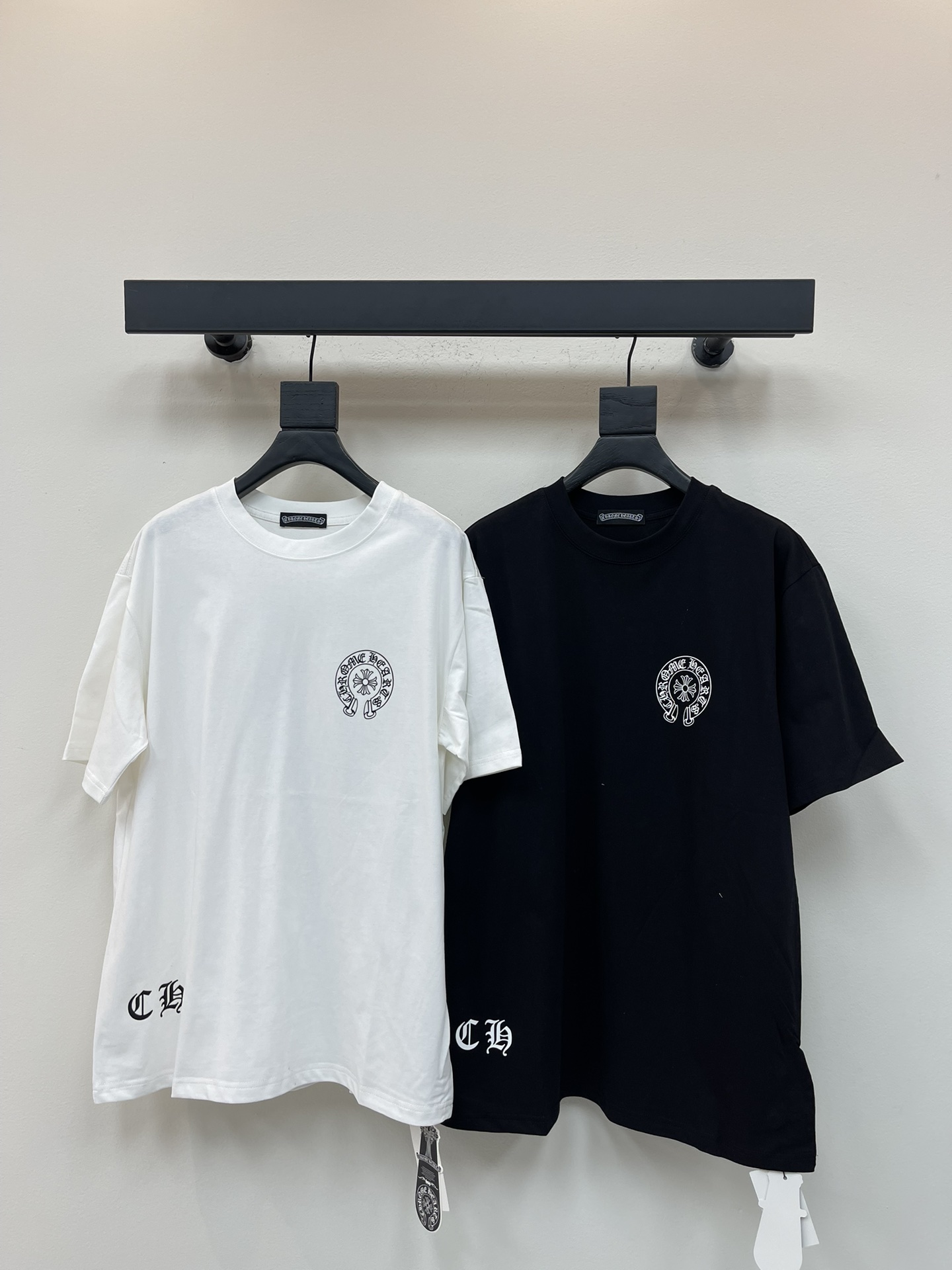 NO:487652,Chrome Heart* Croxin painted Sanskrit printed round neck short-sleeved T-shirt is made of all-cotton fabric, comfortable and breathable on the upper body, loose style, slim and versatile on the upper body, and is simple and elegant on the upper body, whether you are going out or commuting at work, it is super stylish with any combination~ simple but fashionable~ skin-friendly pure cotton, soft touch, fashion essentials, men and women's same style~S-XL,,chrome hearts,chrome hearts, shorts, jeans, T-shirt, tees, t-shirt, alexander wang19860909Chrome Heart*克罗心彩绘梵文印花圆领短袖T恤 采用全棉面料,上身舒适透气,宽松版型,上身显瘦百搭,随意搭配牛仔裤短裤,上身简约大气,无论是日常出门还是上班通勤都可以,随意搭配都超有范~简约但不失时尚感~亲肤纯棉 触感柔软 时髦精必备 男女同款～S-XL,,chrome hearts,chrome hearts,shorts,jeans,T-shirt,tees，t-shirt,alexander wang,Women's clothing