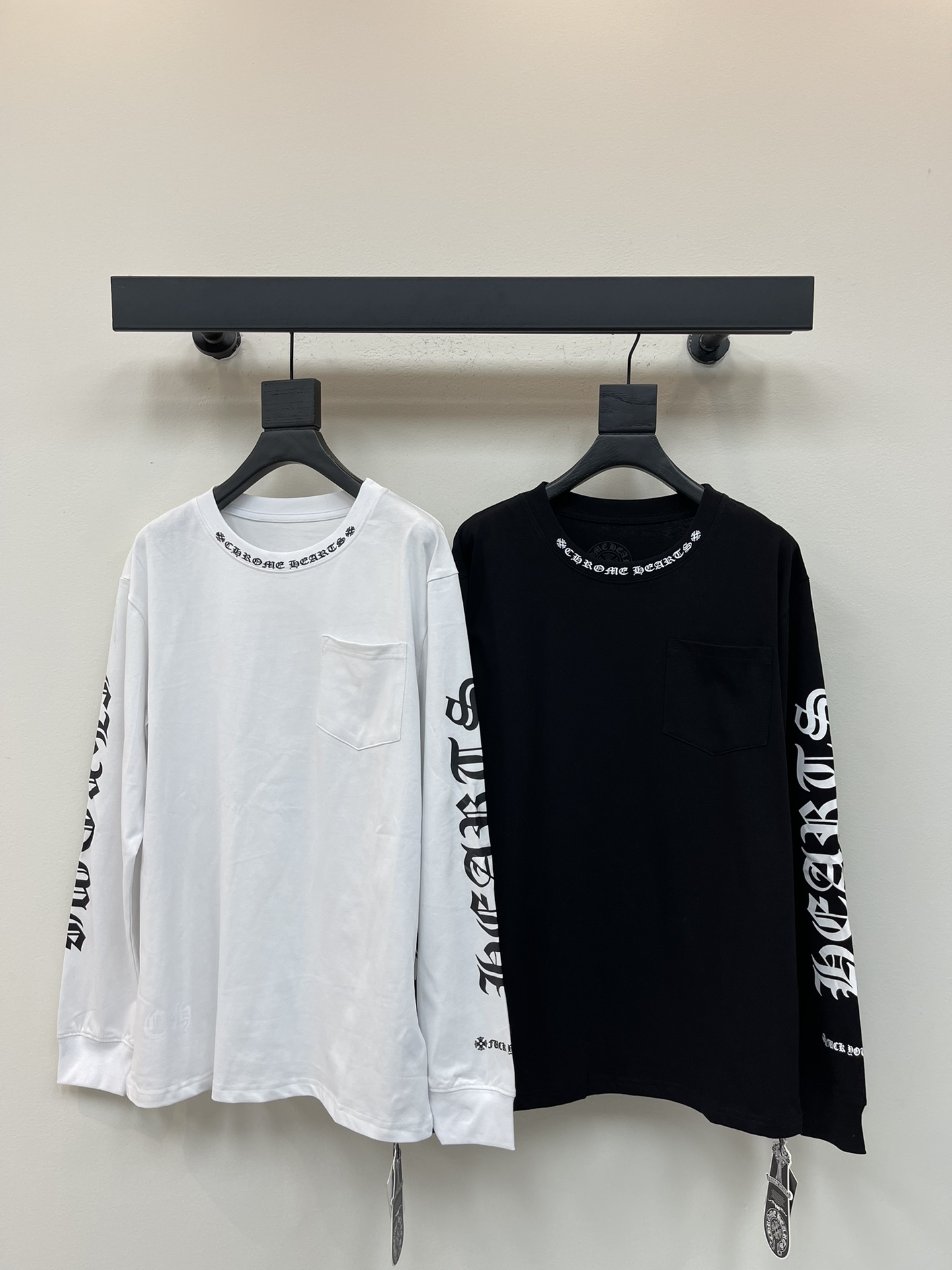 NO:487628,Chrome heart* Croxin Sanskrit printed long-sleeved T-shirt. The collar cuffs are high-weight threads, fixed-woven and dyed double-yarn pure cotton fabric, super conspicuous, beautiful and super atmospheric, the same style for men and women! The overall upper body shows fashion and personality, and it is even more popular for couples to wear them together!! The same style for men and women!  S-XL, chrome hearts, chrome hearts, tees, t-shirt, alexander wang19860909Chrome heart*克罗心梵文印花长袖T恤.领口袖口高克重螺纹,定织定染双纱纯棉面料,超级显眼超级好看超级大气,男女同款!整体上身特彰显时尚和个性,情侣一起穿更是炸街王牌推荐t恤!!男女同款！S-XL,,chrome hearts,chrome hearts,tees，t-shirt,alexander wang,Women's clothing