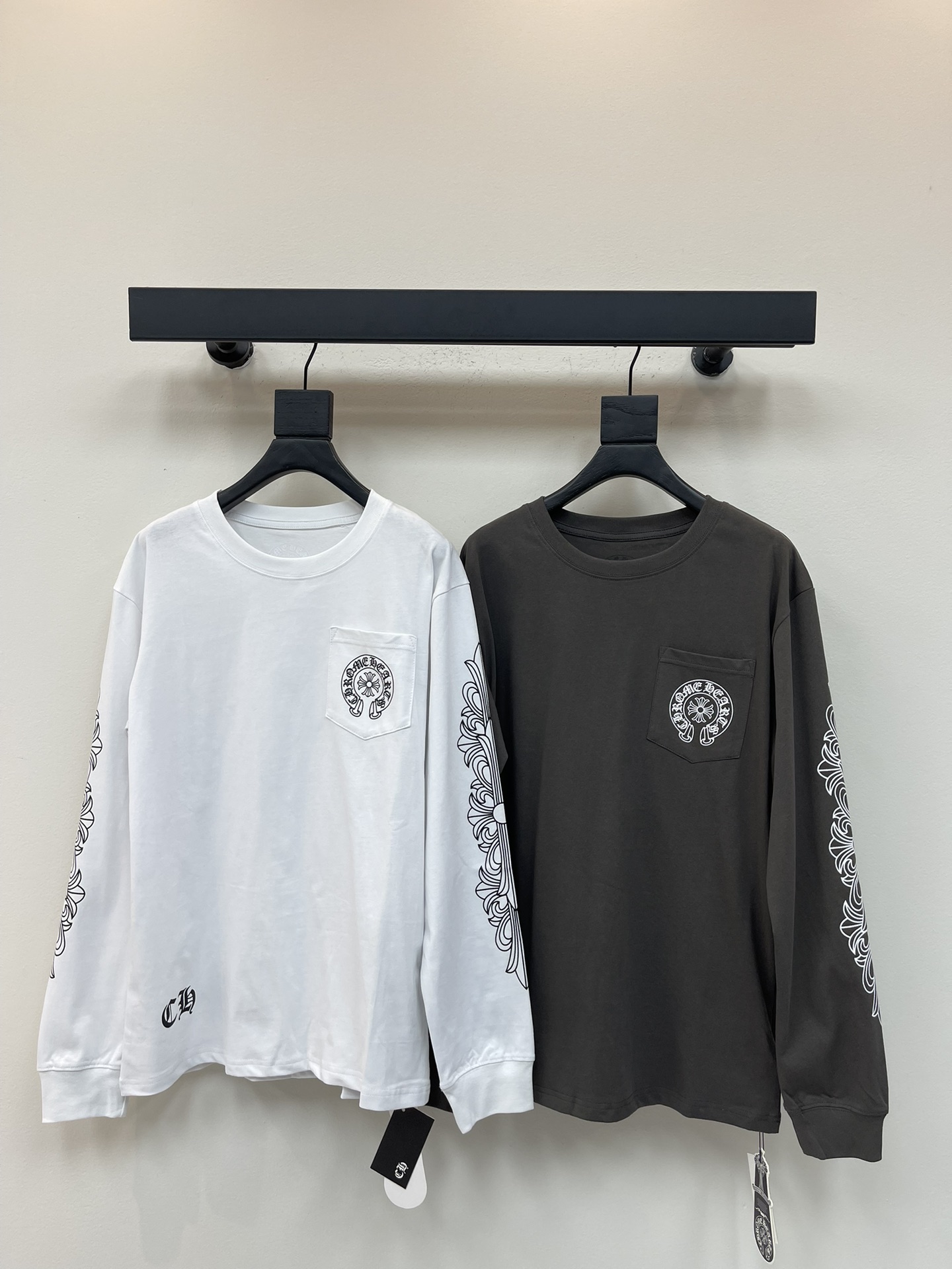 NO:487634,Chrome heart* Croxin Sanskrit Sword Print Long Sleeve T-shirt. The collar cuffs are high-weight threads, fixed-woven and dyed double-yarn pure cotton fabric, super conspicuous, beautiful and super atmospheric, the same style for men and women! The overall upper body shows fashion and personality, and it is even more popular for couples to wear them together!! The same style for men and women!  S-XL, chrome hearts, chrome hearts, tees, t-shirt, alexander wang19860909Chrome heart*克罗心梵文宝剑印花长袖T恤.领口袖口高克重螺纹,定织定染双纱纯棉面料,超级显眼超级好看超级大气,男女同款!整体上身特彰显时尚和个性,情侣一起穿更是炸街王牌推荐t恤!!男女同款！S-XL,,chrome hearts,chrome hearts,tees，t-shirt,alexander wang,Women's clothing