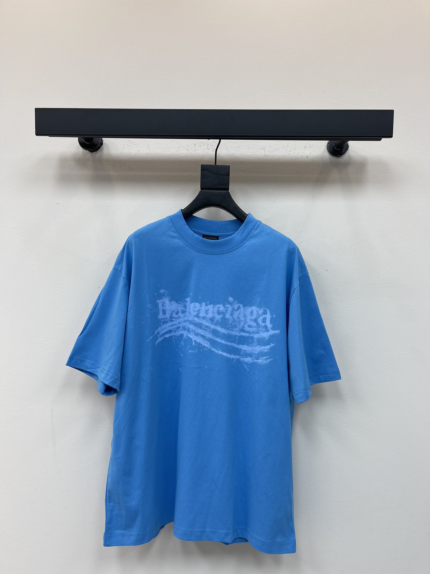 NO:487570,BALENCI*GA/Paris 25 new front and rear faded Coke LOGO front and rear direct spray fried snowflakes for old short-sleeved T-shirt. The fabric uses 260g Paris special double yarn* high gram weight 1 to 1 double yarn rib. The front and back web adopts imported Kangli direct spray machine direct spray printing process + ready-to-wear water washing fried snowflakes for old crafts, os shoulder-falling loose style, same style for men and women!  !  XS-L, balenciaga, T-shirt,tees, t-shirt,alexander wang19860909BALENCI*GA/巴黎25新款前后褪色可乐LOGO前后直喷炒雪花做旧短袖T恤.面料采用260g巴黎专用双纱*高克重1比1双纱罗纹.前后幅采用进口康丽直喷机直喷印花工艺+成衣水洗炒雪花做旧工艺,os落肩宽松版型 男女同款！！XS-L,,balenciaga,T-shirt,tees，t-shirt,alexander wang,Women's clothing