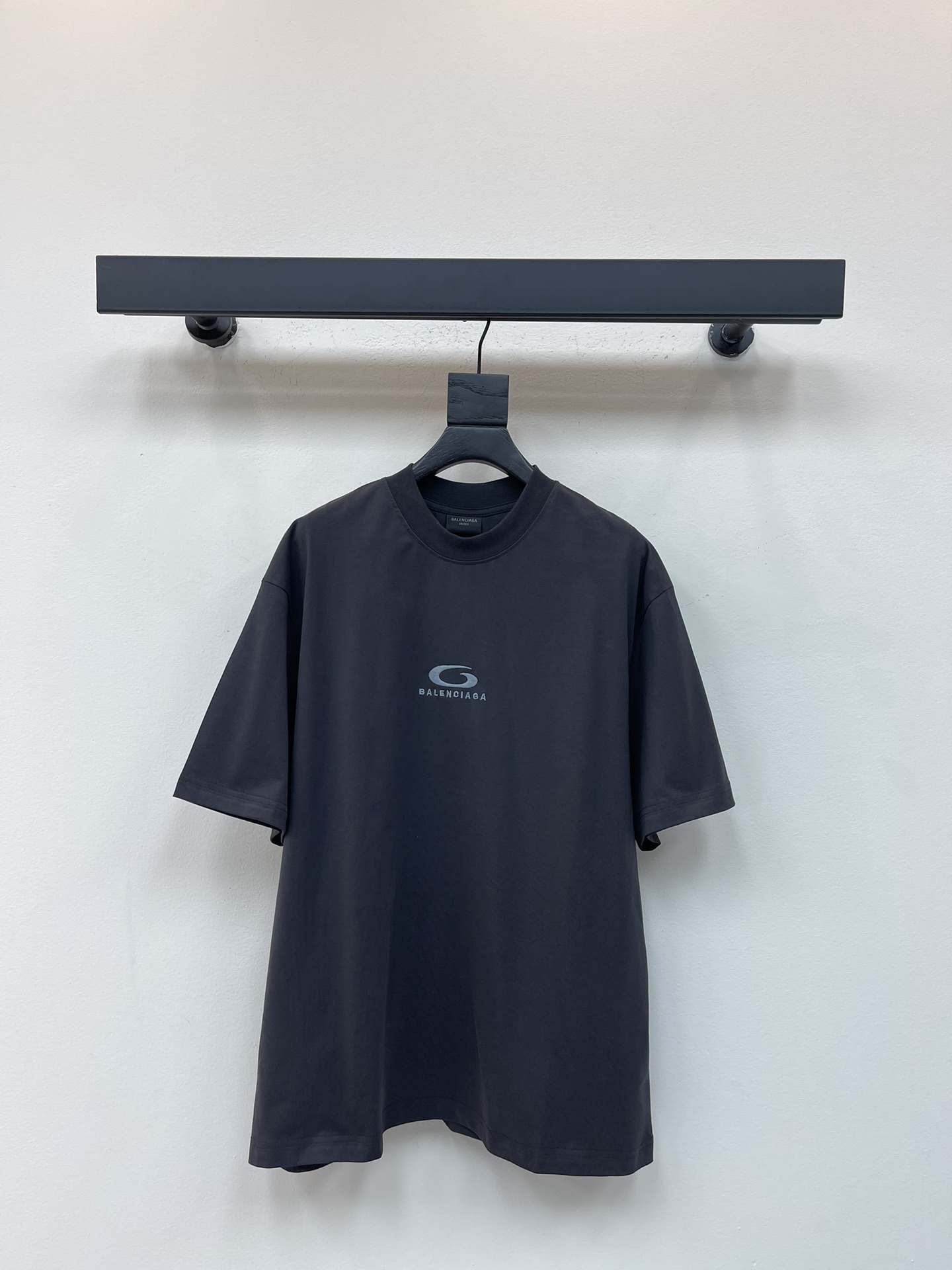 NO:487563,BALENCI*GA/Paris 25 new chest logo embroidered short-sleeved T-shirt. The ready-to-wear is sewn on the back, with a full design sense. The fabric is made of Paris ZP fixed-woven and dyed cotton double yarn, with a weight of 260 grams. The cloth surface is clean. The cloth pattern is clear, soft and comfortable. The thread is fixed-dyed without color difference. The classic letter LOGO is embroidered by imported Tajima embroidery machine. The letters are clear and the effect is three-dimensional. The style is OS loose shoulder-off style. The same style for men and women!  XS-L, balenciaga, T-shirt,tees, t-shirt,alexander wang19860909BALENCI*GA/巴黎25新款胸前logo刺绣短袖T恤.成衣采用反面缝合,设计感十足.面料采用巴黎ZP定织定染全棉双纱、克重260克,布面干净.布纹清晰,柔软舒适.螺纹釆用定染无色差.经典字母LOGO采用进口田岛绣花机刺绣.字母清晰,效果立体.版型釆用OS宽松落肩版型.男女同款！XS-L,,balenciaga,T-shirt,tees，t-shirt,alexander wang,Women's clothing