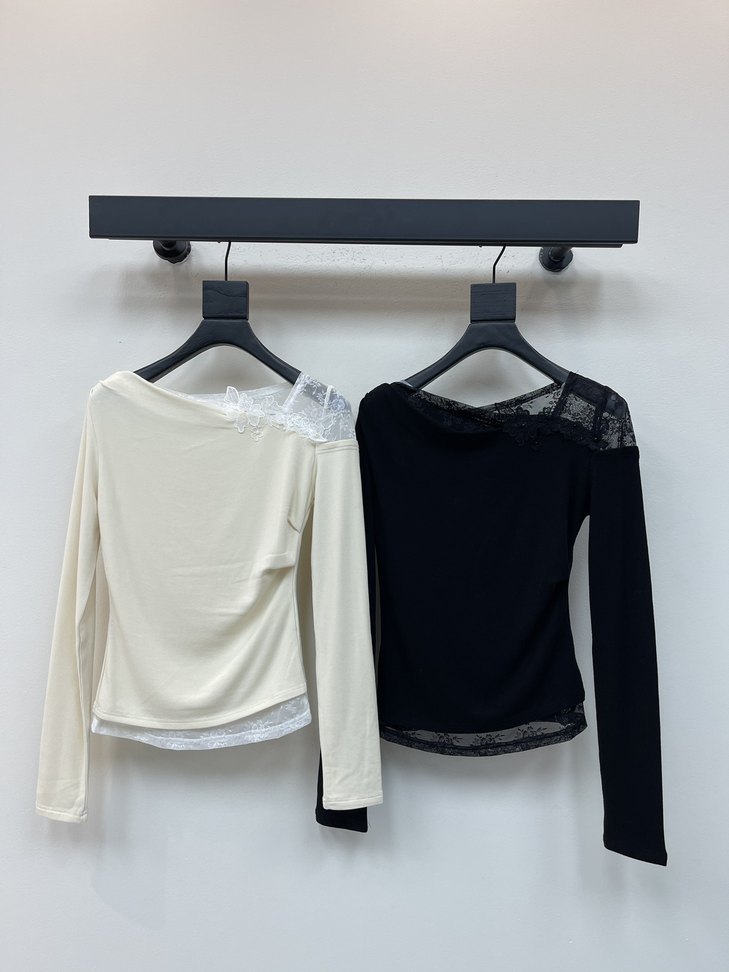 NO:489142,The new lace spliced ​​one-length collar long-sleeved base top with irregular wide sleeve design at the hem. The perfect replica texture is full of super heavy industry fashionable and high-end!  The upper shoulder is matched with water-soluble flowers, exquisite and elegant waist-hugging style cut!  The upper body is decorated and looks slim and fashionable. The wealthy and elegant item of the chaebol!  The color matching is really sweet!  SML, alexander wang19860909早秋新款蕾丝拼接一字堆领长袖打底上衣 下摆不规则宽袖设计 完美复刻质感满满呈现出超级重工时髦高级！上肩搭配水溶花立体花朵 精致且优雅收腰版型剪裁！上身修饰体型显瘦洋气财阀千金气质单品！配色真的是甜妹本甜！SML,,alexander wang,Women's clothing