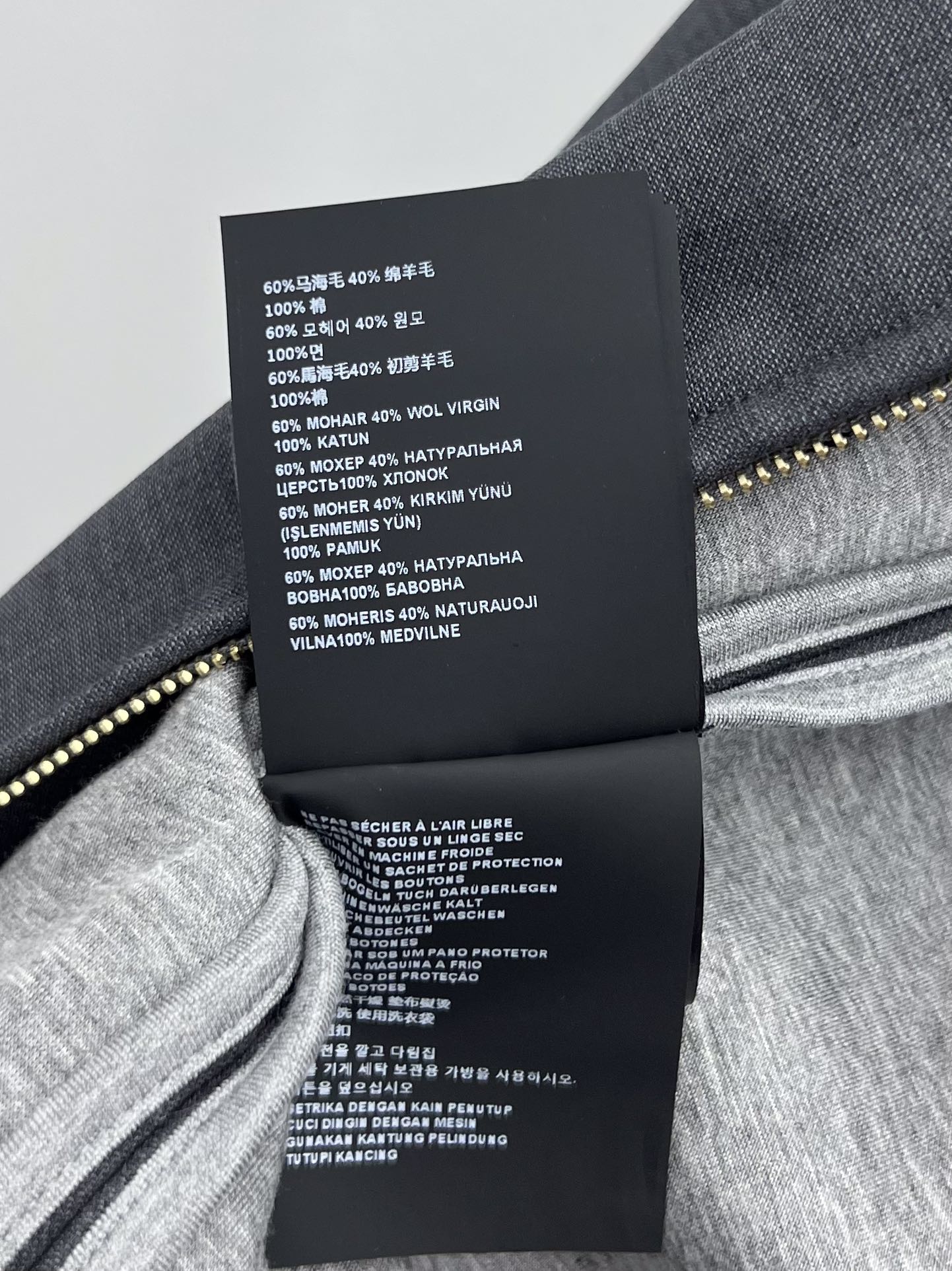 miumi*金扣夹克外套miu夹克以不断演变的设计风格呈现采用精致的灰色小羊驼毛 搭配粘合针织里衬立领飞