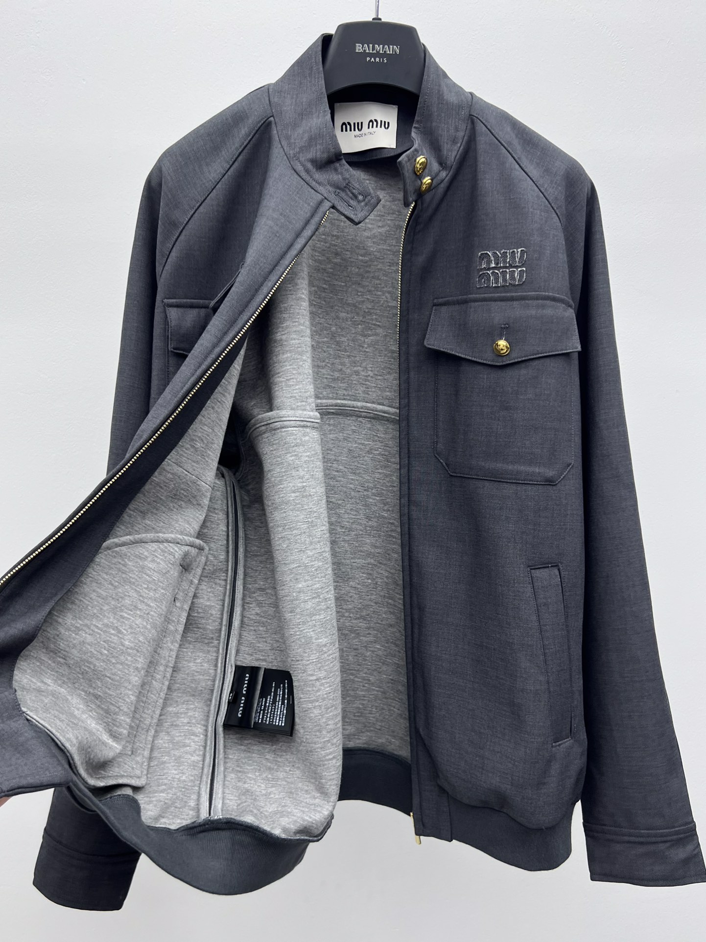 miumi*金扣夹克外套miu夹克以不断演变的设计风格呈现采用精致的灰色小羊驼毛 搭配粘合针织里衬立领飞