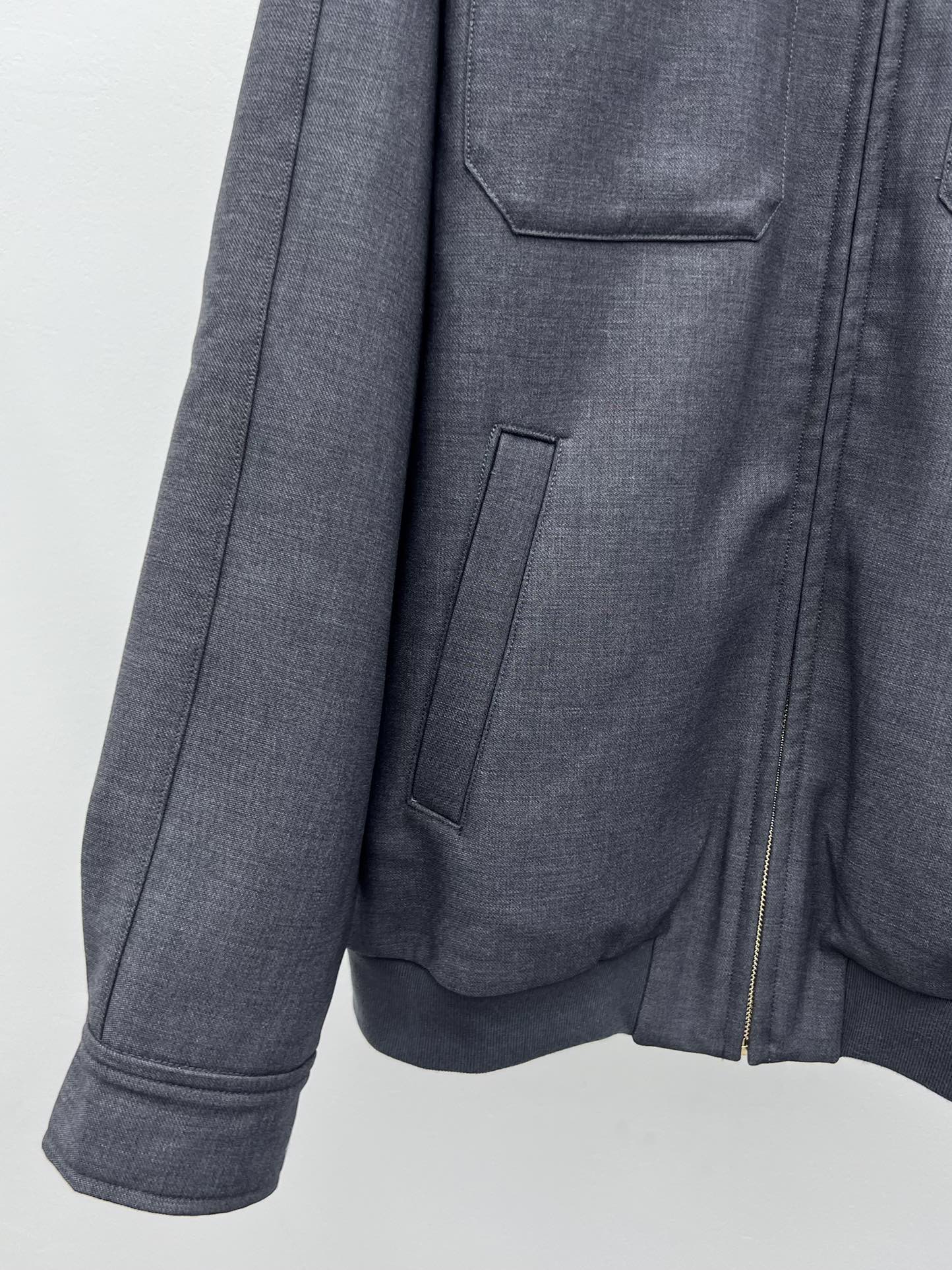 miumi*金扣夹克外套miu夹克以不断演变的设计风格呈现采用精致的灰色小羊驼毛 搭配粘合针织里衬立领飞