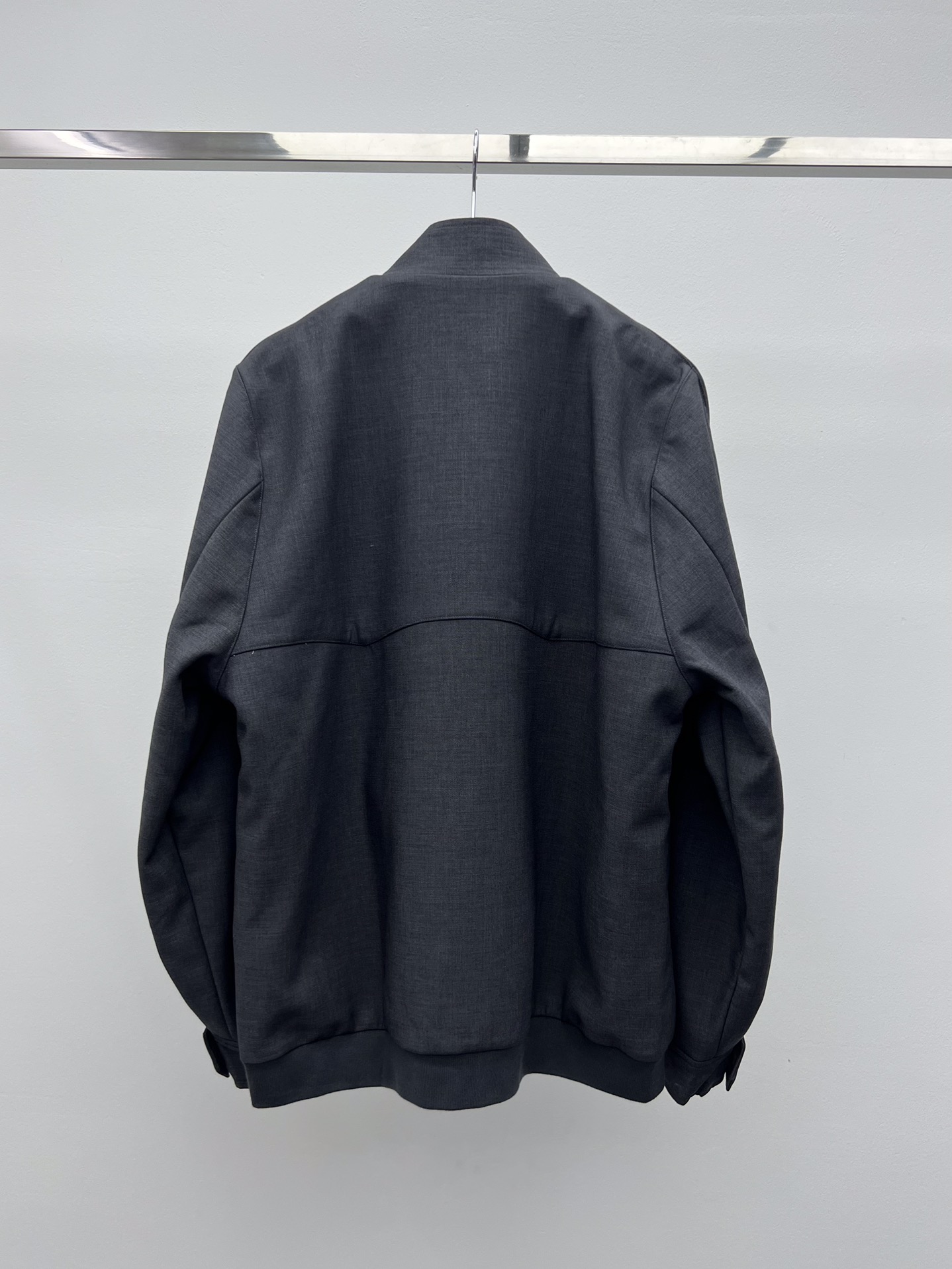 miumi*金扣夹克外套miu夹克以不断演变的设计风格呈现采用精致的灰色小羊驼毛 搭配粘合针织里衬立领飞