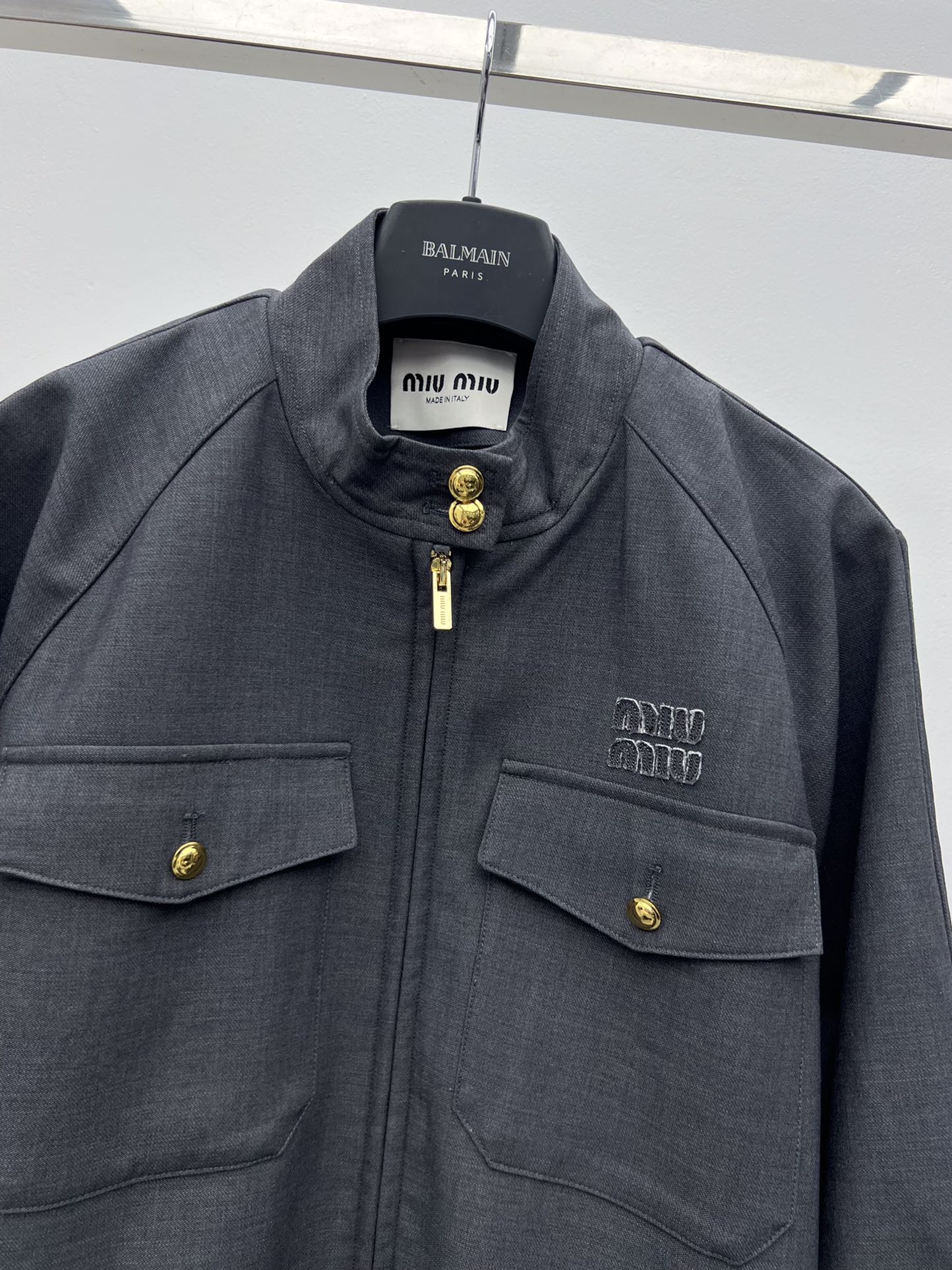 miumi*金扣夹克外套miu夹克以不断演变的设计风格呈现采用精致的灰色小羊驼毛 搭配粘合针织里衬立领飞