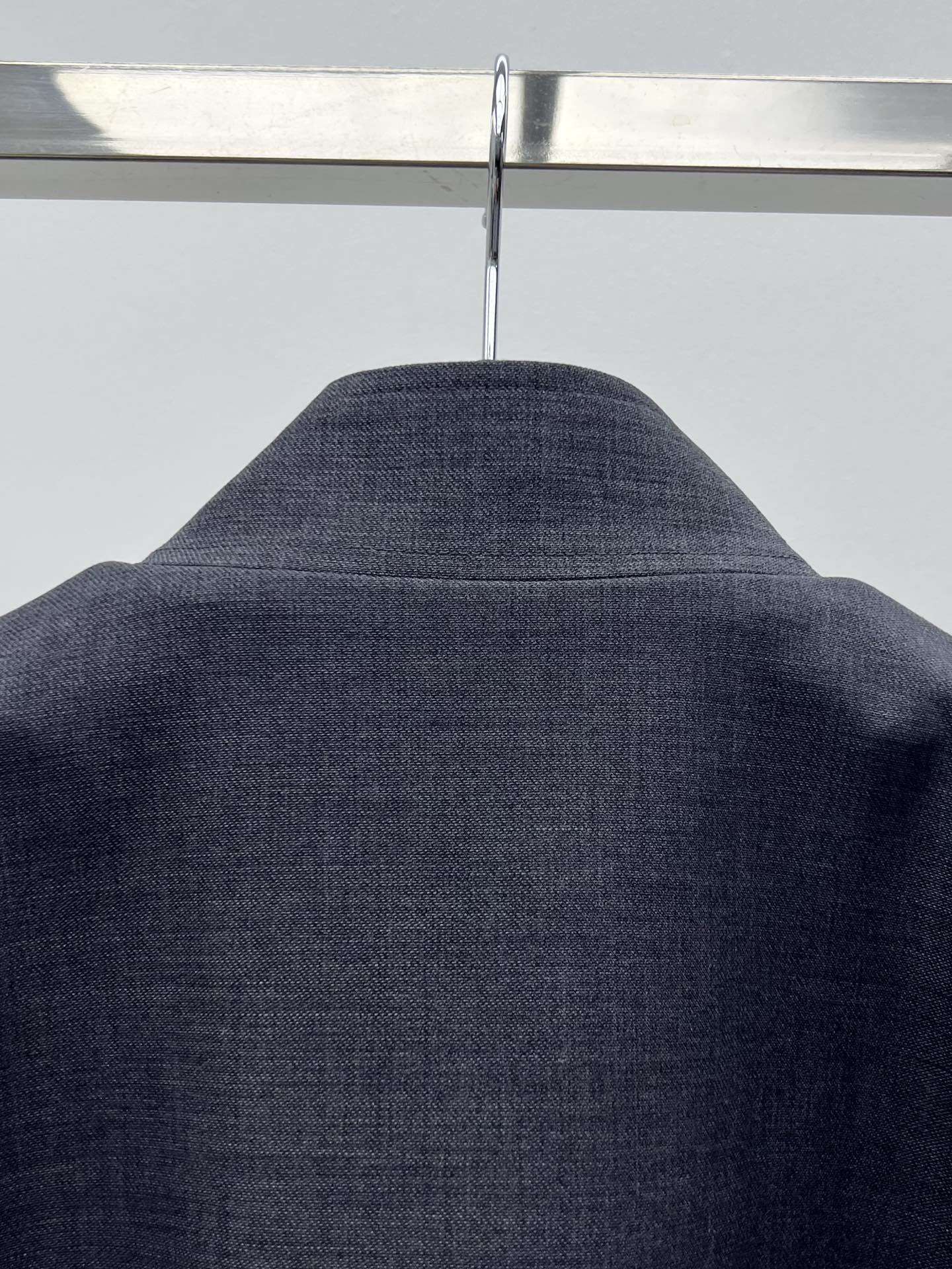 miumi*金扣夹克外套miu夹克以不断演变的设计风格呈现采用精致的灰色小羊驼毛 搭配粘合针织里衬立领飞