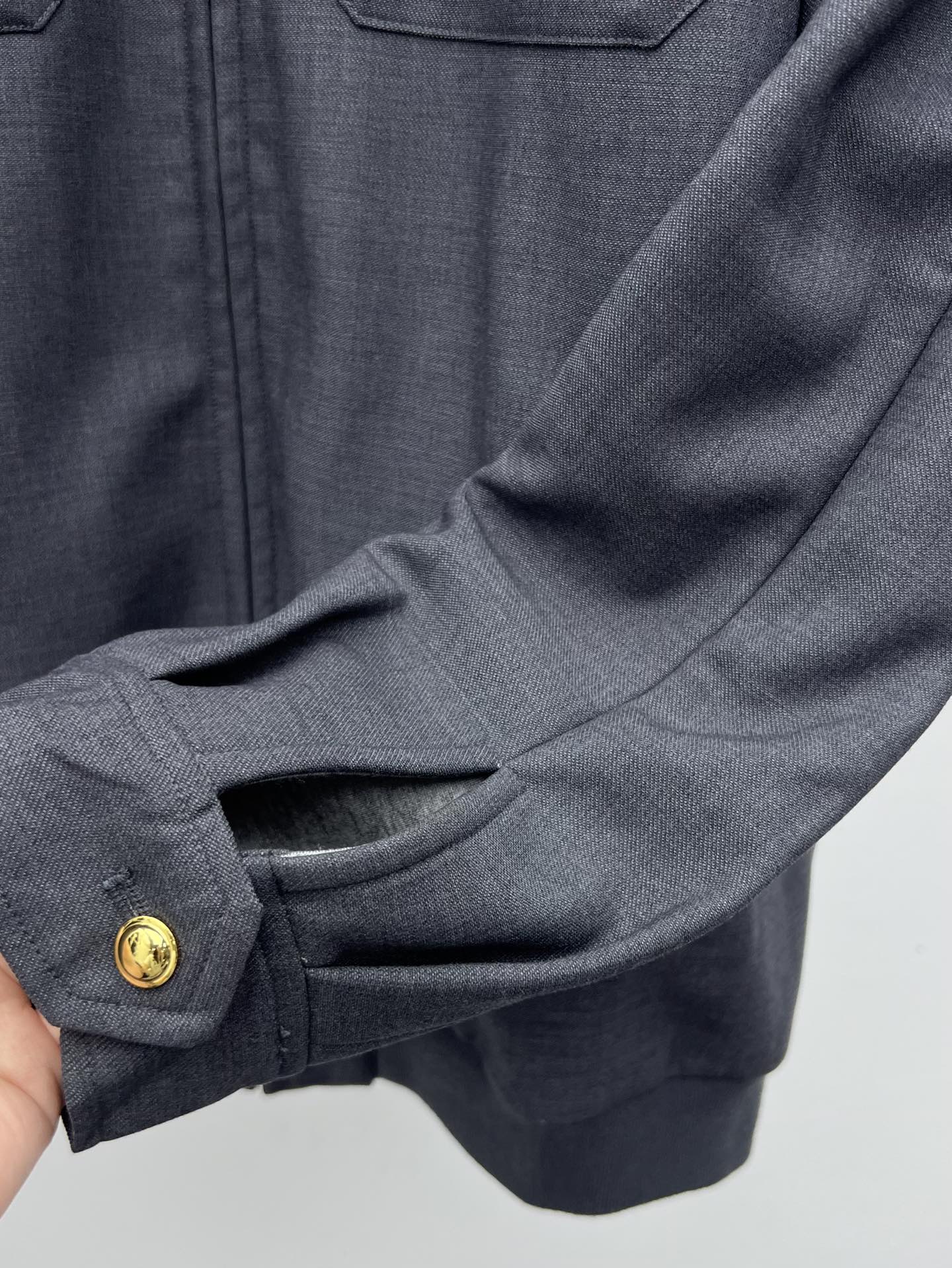 miumi*金扣夹克外套miu夹克以不断演变的设计风格呈现采用精致的灰色小羊驼毛 搭配粘合针织里衬立领飞