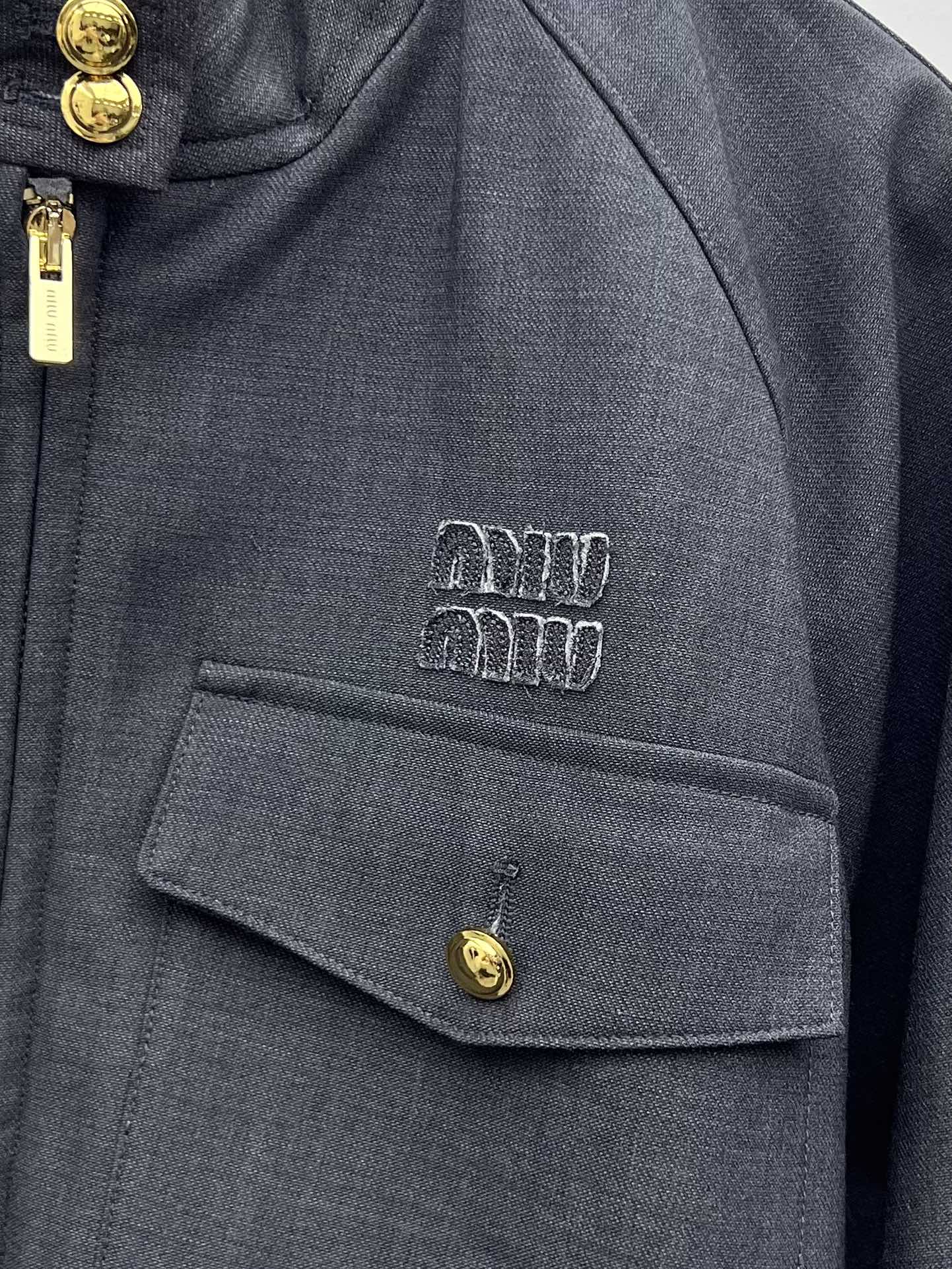 miumi*金扣夹克外套miu夹克以不断演变的设计风格呈现采用精致的灰色小羊驼毛 搭配粘合针织里衬立领飞