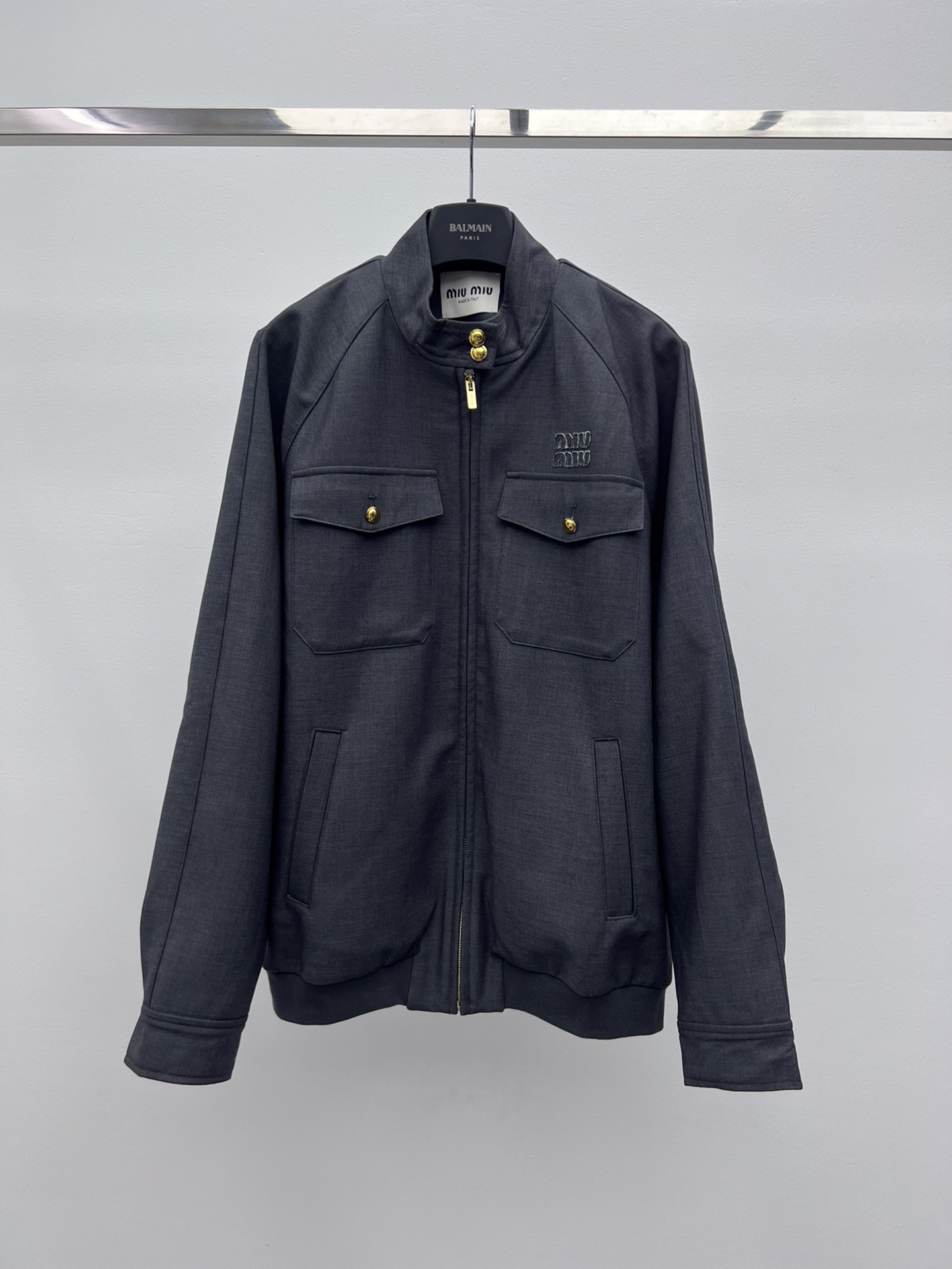 miumi*金扣夹克外套miu夹克以不断演变的设计风格呈现采用精致的灰色小羊驼毛 搭配粘合针织里衬立领飞