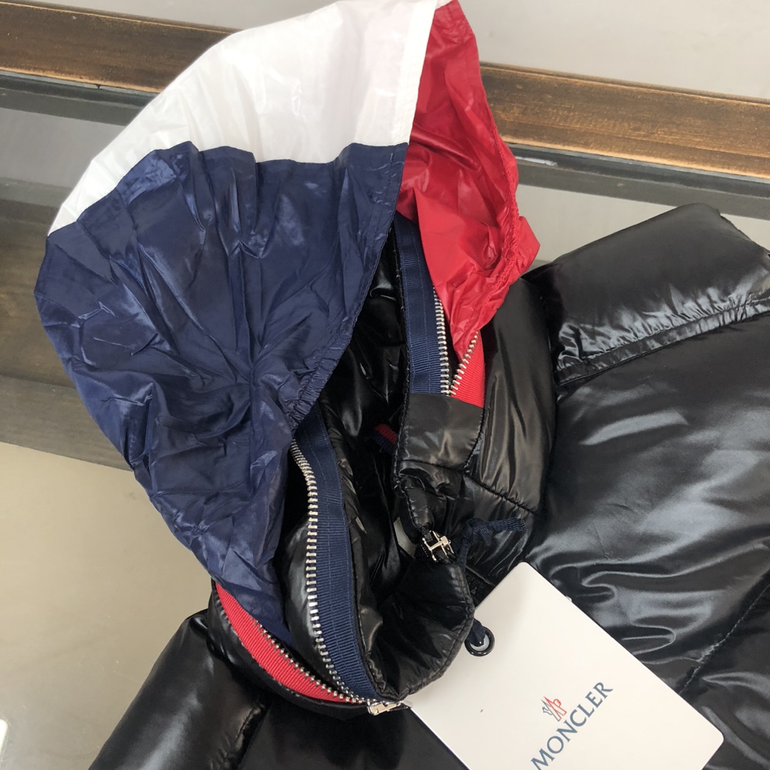 P400, Moncler 蒙口 25秋冬最新款！时尚羽绒马甲！羽绒背心！帽子可隐藏甄选客供100%棉纶面料拥有极为优越的防水透气性，面料触感非常的柔软爽滑有光泽！内里填充物含绒量90%白鸭绒 蓬松感与回弹性都极为优越，御寒性能更是毋庸置疑！客供品牌字母刻印拉链头无处不在彰显大牌气场，简约大气怎么穿怎么好看 ！轻巧方便还保暖搭配毛衣、卫衣均可！时尚百搭款❤️
颜色：黑色 
尺码：12345（M-3XL）