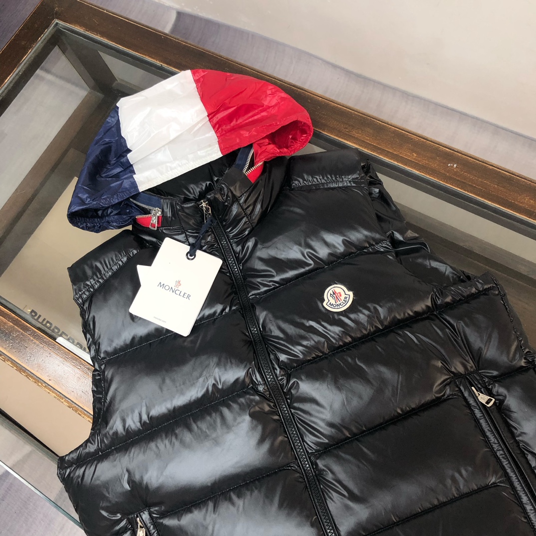 P400, Moncler 蒙口 25秋冬最新款！时尚羽绒马甲！羽绒背心！帽子可隐藏甄选客供100%棉纶面料拥有极为优越的防水透气性，面料触感非常的柔软爽滑有光泽！内里填充物含绒量90%白鸭绒 蓬松感与回弹性都极为优越，御寒性能更是毋庸置疑！客供品牌字母刻印拉链头无处不在彰显大牌气场，简约大气怎么穿怎么好看 ！轻巧方便还保暖搭配毛衣、卫衣均可！时尚百搭款❤️
颜色：黑色 
尺码：12345（M-3XL）