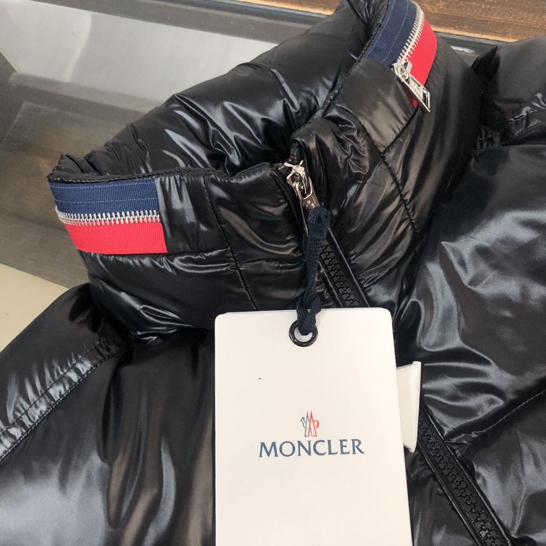 P400, Moncler 蒙口 25秋冬最新款！时尚羽绒马甲！羽绒背心！帽子可隐藏甄选客供100%棉纶面料拥有极为优越的防水透气性，面料触感非常的柔软爽滑有光泽！内里填充物含绒量90%白鸭绒 蓬松感与回弹性都极为优越，御寒性能更是毋庸置疑！客供品牌字母刻印拉链头无处不在彰显大牌气场，简约大气怎么穿怎么好看 ！轻巧方便还保暖搭配毛衣、卫衣均可！时尚百搭款❤️
颜色：黑色 
尺码：12345（M-3XL）
