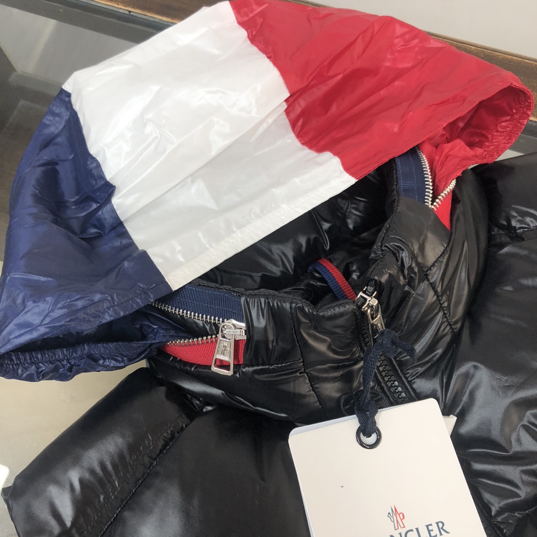 P400, Moncler 蒙口 25秋冬最新款！时尚羽绒马甲！羽绒背心！帽子可隐藏甄选客供100%棉纶面料拥有极为优越的防水透气性，面料触感非常的柔软爽滑有光泽！内里填充物含绒量90%白鸭绒 蓬松感与回弹性都极为优越，御寒性能更是毋庸置疑！客供品牌字母刻印拉链头无处不在彰显大牌气场，简约大气怎么穿怎么好看 ！轻巧方便还保暖搭配毛衣、卫衣均可！时尚百搭款❤️
颜色：黑色 
尺码：12345（M-3XL）