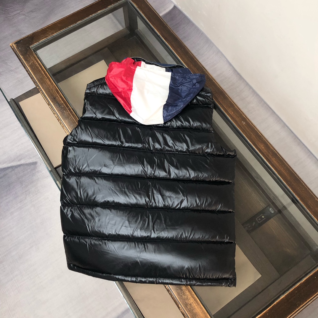 P400, Moncler 蒙口 25秋冬最新款！时尚羽绒马甲！羽绒背心！帽子可隐藏甄选客供100%棉纶面料拥有极为优越的防水透气性，面料触感非常的柔软爽滑有光泽！内里填充物含绒量90%白鸭绒 蓬松感与回弹性都极为优越，御寒性能更是毋庸置疑！客供品牌字母刻印拉链头无处不在彰显大牌气场，简约大气怎么穿怎么好看 ！轻巧方便还保暖搭配毛衣、卫衣均可！时尚百搭款❤️
颜色：黑色 
尺码：12345（M-3XL）