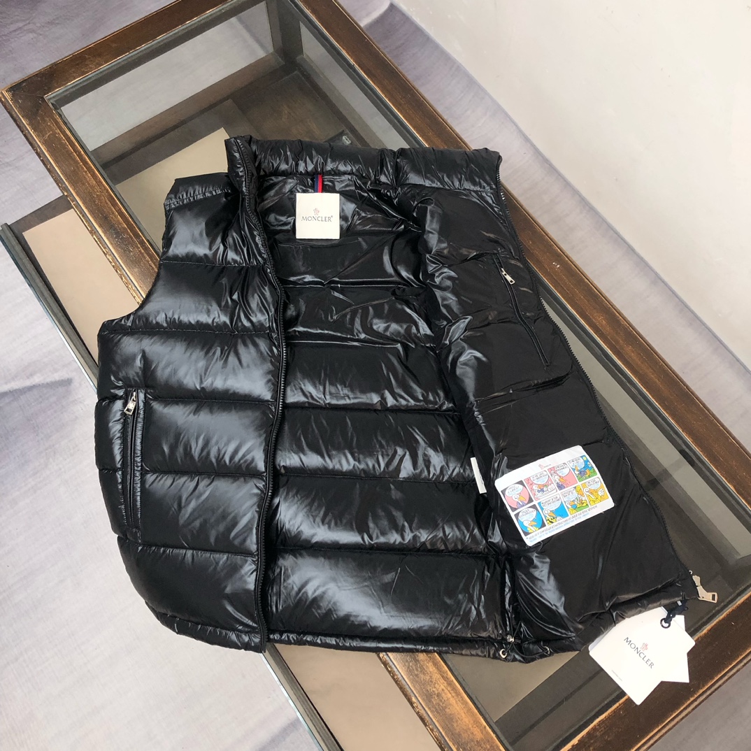 P400, Moncler 蒙口 25秋冬最新款！时尚羽绒马甲！羽绒背心！帽子可隐藏甄选客供100%棉纶面料拥有极为优越的防水透气性，面料触感非常的柔软爽滑有光泽！内里填充物含绒量90%白鸭绒 蓬松感与回弹性都极为优越，御寒性能更是毋庸置疑！客供品牌字母刻印拉链头无处不在彰显大牌气场，简约大气怎么穿怎么好看 ！轻巧方便还保暖搭配毛衣、卫衣均可！时尚百搭款❤️
颜色：黑色 
尺码：12345（M-3XL）