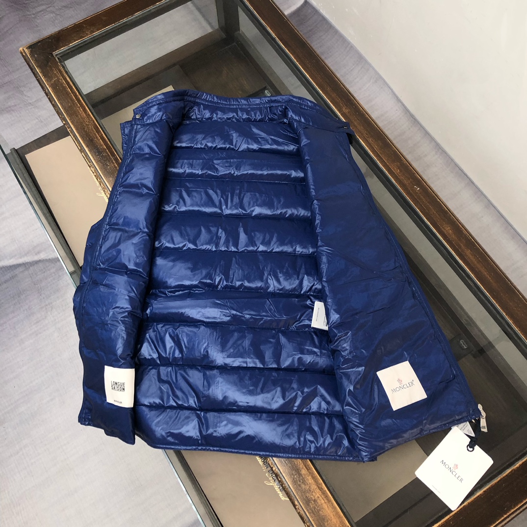 P320, 🆕🆕🆕🔥Moncler 蒙口Gui 小立领羽绒马甲背心!! GUI也是M家族里的一个常青款, 官方每年都出每年都爆卖! 轻盈舒适、款式精简、实穿好穿, 深得男男女女的喜爱, 小码女生也可以轻松驾驭! 羽绒服我们是专业的, 品质这点各位肯定无需顾虑, 这么多年下来大家心里也有数! 此款马甲虽为轻盈款型, 但我们也要求饱满度, 在抛度上也可以说做到了极限, 力求完美! 
颜色：黑色亮面 黑色哑光 绿色 蓝色
尺码：1-2-3-4-5-6（下单请备注身高体重）