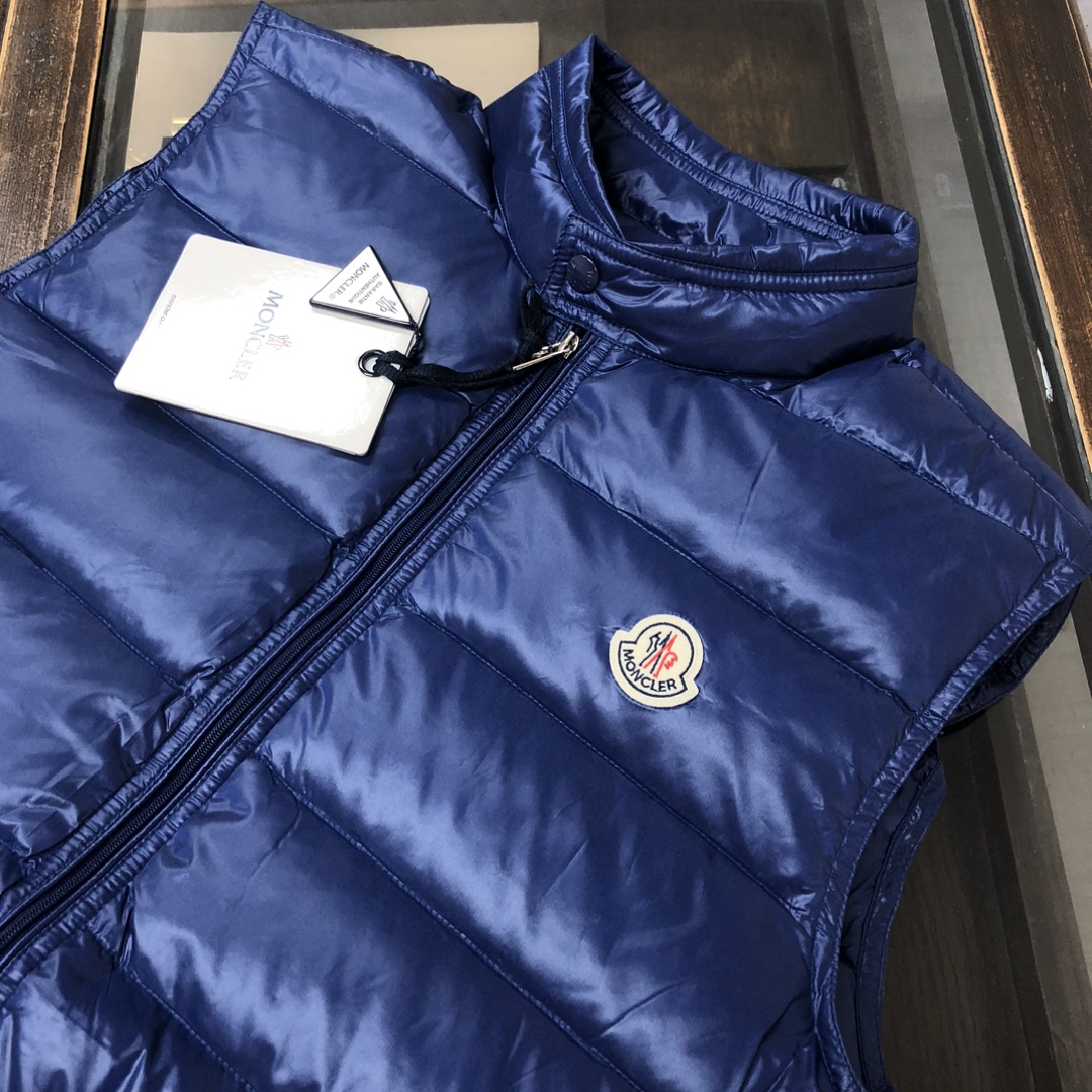 P320, 🆕🆕🆕🔥Moncler 蒙口Gui 小立领羽绒马甲背心!! GUI也是M家族里的一个常青款, 官方每年都出每年都爆卖! 轻盈舒适、款式精简、实穿好穿, 深得男男女女的喜爱, 小码女生也可以轻松驾驭! 羽绒服我们是专业的, 品质这点各位肯定无需顾虑, 这么多年下来大家心里也有数! 此款马甲虽为轻盈款型, 但我们也要求饱满度, 在抛度上也可以说做到了极限, 力求完美! 
颜色：黑色亮面 黑色哑光 绿色 蓝色
尺码：1-2-3-4-5-6（下单请备注身高体重）