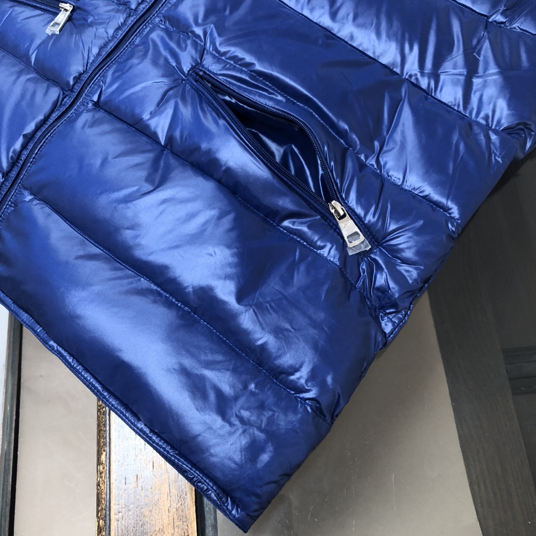 P320, 🆕🆕🆕🔥Moncler 蒙口Gui 小立领羽绒马甲背心!! GUI也是M家族里的一个常青款, 官方每年都出每年都爆卖! 轻盈舒适、款式精简、实穿好穿, 深得男男女女的喜爱, 小码女生也可以轻松驾驭! 羽绒服我们是专业的, 品质这点各位肯定无需顾虑, 这么多年下来大家心里也有数! 此款马甲虽为轻盈款型, 但我们也要求饱满度, 在抛度上也可以说做到了极限, 力求完美! 
颜色：黑色亮面 黑色哑光 绿色 蓝色
尺码：1-2-3-4-5-6（下单请备注身高体重）