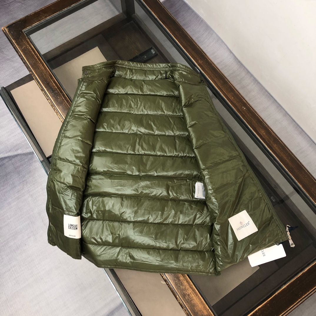 P320, 🆕🆕🆕🔥Moncler 蒙口Gui 小立领羽绒马甲背心!! GUI也是M家族里的一个常青款, 官方每年都出每年都爆卖! 轻盈舒适、款式精简、实穿好穿, 深得男男女女的喜爱, 小码女生也可以轻松驾驭! 羽绒服我们是专业的, 品质这点各位肯定无需顾虑, 这么多年下来大家心里也有数! 此款马甲虽为轻盈款型, 但我们也要求饱满度, 在抛度上也可以说做到了极限, 力求完美! 
颜色：黑色亮面 黑色哑光 绿色 蓝色
尺码：1-2-3-4-5-6
