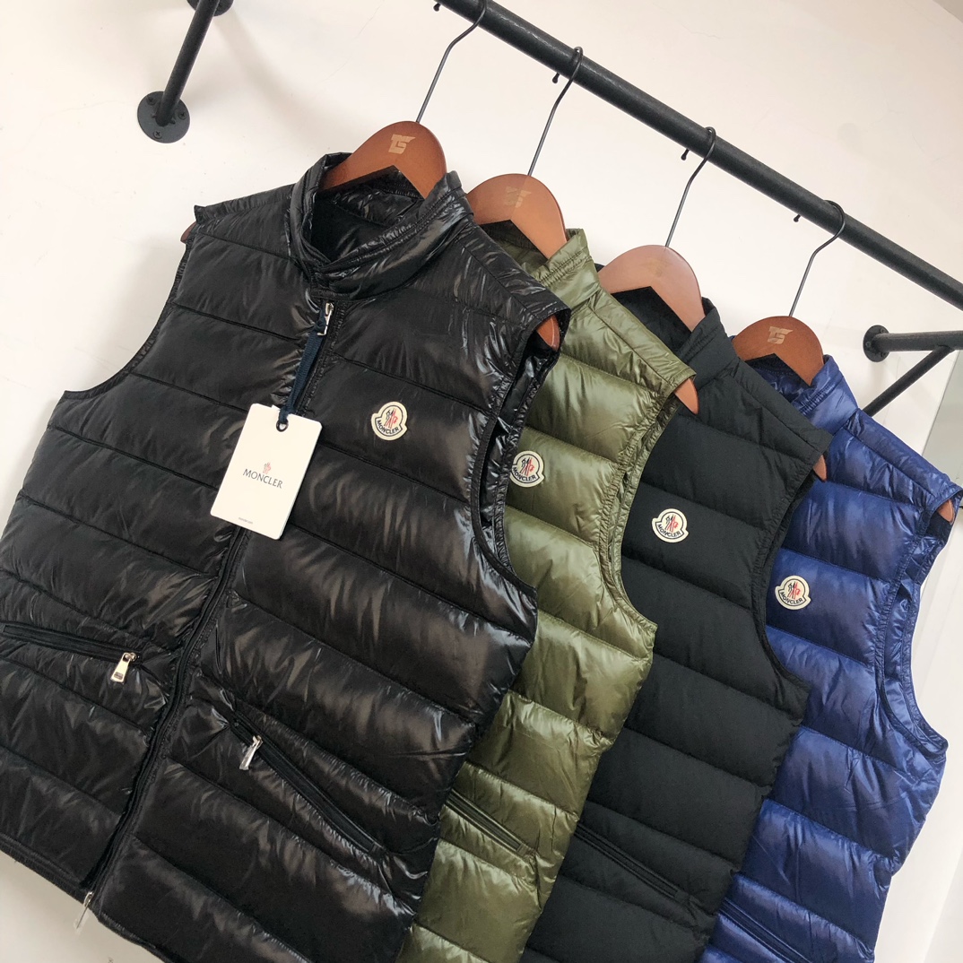 P320, 🆕🆕🆕🔥Moncler 蒙口Gui 小立领羽绒马甲背心!! GUI也是M家族里的一个常青款, 官方每年都出每年都爆卖! 轻盈舒适、款式精简、实穿好穿, 深得男男女女的喜爱, 小码女生也可以轻松驾驭! 羽绒服我们是专业的, 品质这点各位肯定无需顾虑, 这么多年下来大家心里也有数! 此款马甲虽为轻盈款型, 但我们也要求饱满度, 在抛度上也可以说做到了极限, 力求完美! 
颜色：黑色亮面 黑色哑光 绿色 蓝色
尺码：1-2-3-4-5-6