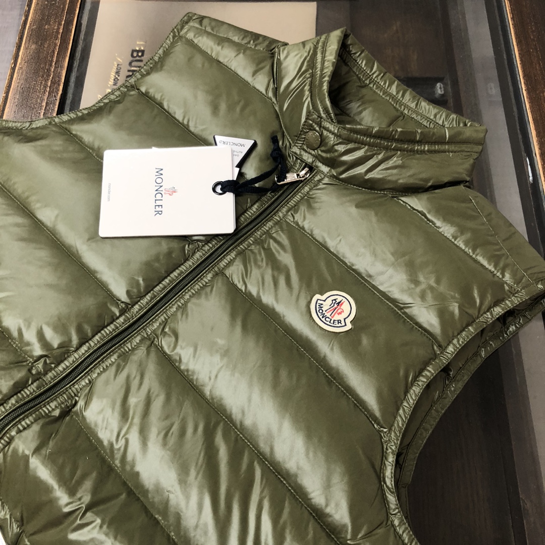 P320, 🆕🆕🆕🔥Moncler 蒙口Gui 小立领羽绒马甲背心!! GUI也是M家族里的一个常青款, 官方每年都出每年都爆卖! 轻盈舒适、款式精简、实穿好穿, 深得男男女女的喜爱, 小码女生也可以轻松驾驭! 羽绒服我们是专业的, 品质这点各位肯定无需顾虑, 这么多年下来大家心里也有数! 此款马甲虽为轻盈款型, 但我们也要求饱满度, 在抛度上也可以说做到了极限, 力求完美! 
颜色：黑色亮面 黑色哑光 绿色 蓝色
尺码：1-2-3-4-5-6