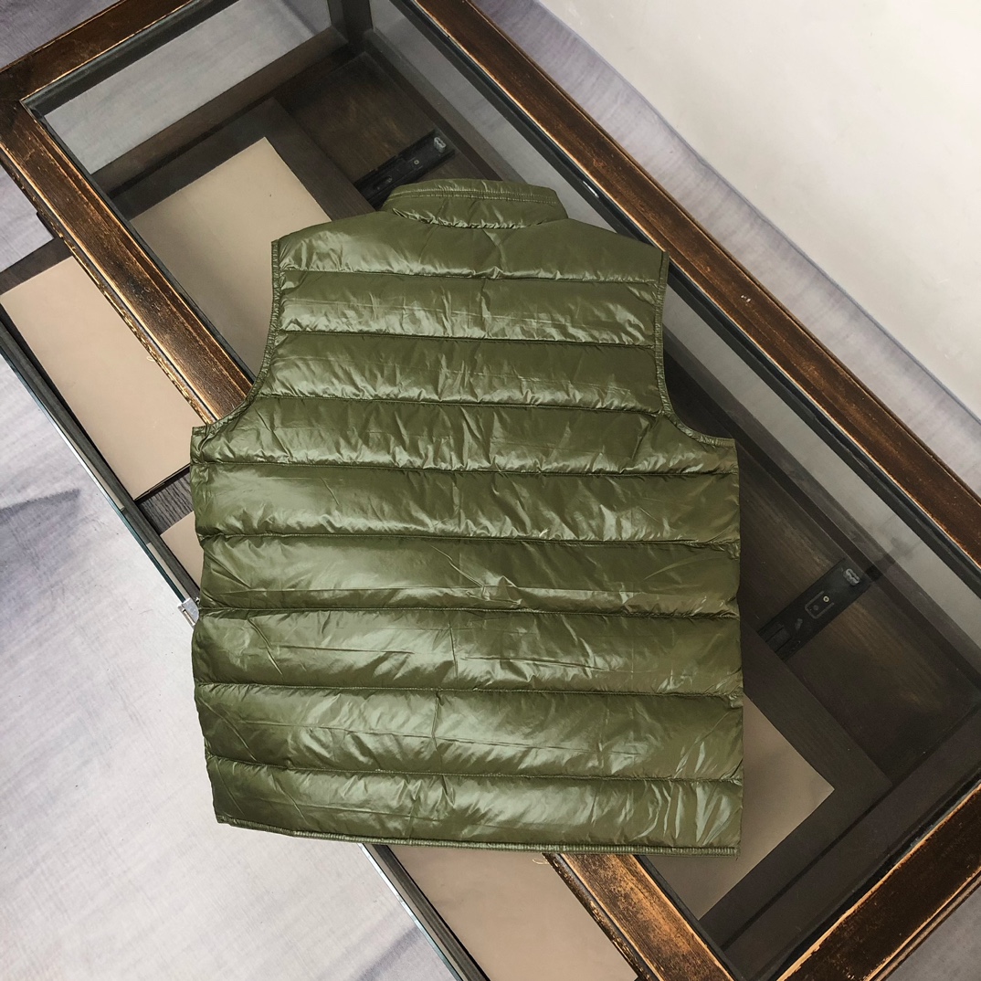 P320, 🆕🆕🆕🔥Moncler 蒙口Gui 小立领羽绒马甲背心!! GUI也是M家族里的一个常青款, 官方每年都出每年都爆卖! 轻盈舒适、款式精简、实穿好穿, 深得男男女女的喜爱, 小码女生也可以轻松驾驭! 羽绒服我们是专业的, 品质这点各位肯定无需顾虑, 这么多年下来大家心里也有数! 此款马甲虽为轻盈款型, 但我们也要求饱满度, 在抛度上也可以说做到了极限, 力求完美! 
颜色：黑色亮面 黑色哑光 绿色 蓝色
尺码：1-2-3-4-5-6