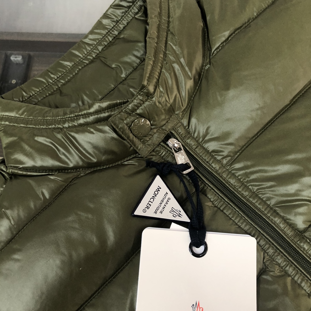P320, 🆕🆕🆕🔥Moncler 蒙口Gui 小立领羽绒马甲背心!! GUI也是M家族里的一个常青款, 官方每年都出每年都爆卖! 轻盈舒适、款式精简、实穿好穿, 深得男男女女的喜爱, 小码女生也可以轻松驾驭! 羽绒服我们是专业的, 品质这点各位肯定无需顾虑, 这么多年下来大家心里也有数! 此款马甲虽为轻盈款型, 但我们也要求饱满度, 在抛度上也可以说做到了极限, 力求完美! 
颜色：黑色亮面 黑色哑光 绿色 蓝色
尺码：1-2-3-4-5-6