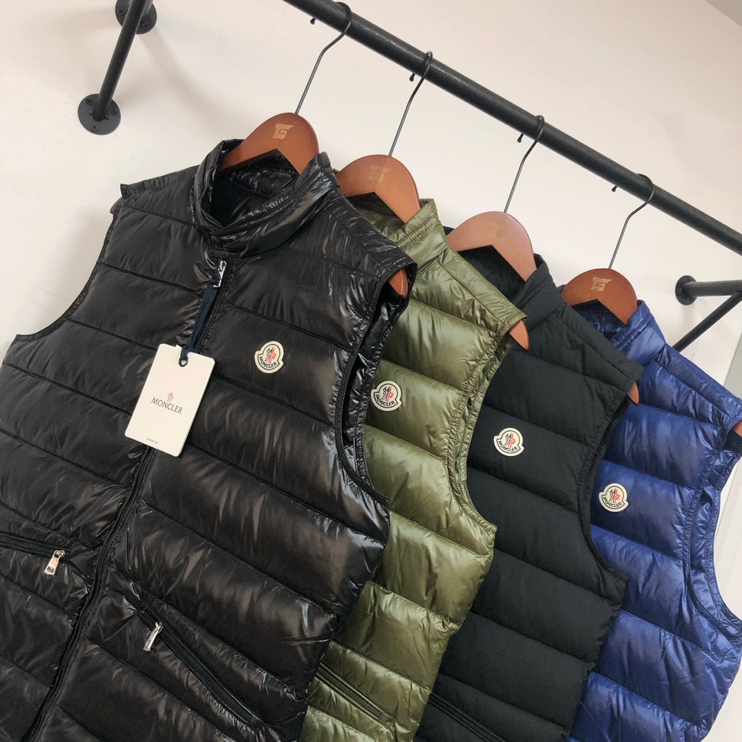 P320, 🆕🆕🆕🔥Moncler 蒙口Gui 小立领羽绒马甲背心!! GUI也是M家族里的一个常青款, 官方每年都出每年都爆卖! 轻盈舒适、款式精简、实穿好穿, 深得男男女女的喜爱, 小码女生也可以轻松驾驭! 羽绒服我们是专业的, 品质这点各位肯定无需顾虑, 这么多年下来大家心里也有数! 此款马甲虽为轻盈款型, 但我们也要求饱满度, 在抛度上也可以说做到了极限, 力求完美! 
颜色：黑色亮面 黑色哑光 绿色 蓝色
尺码：1-2-3-4-5-6