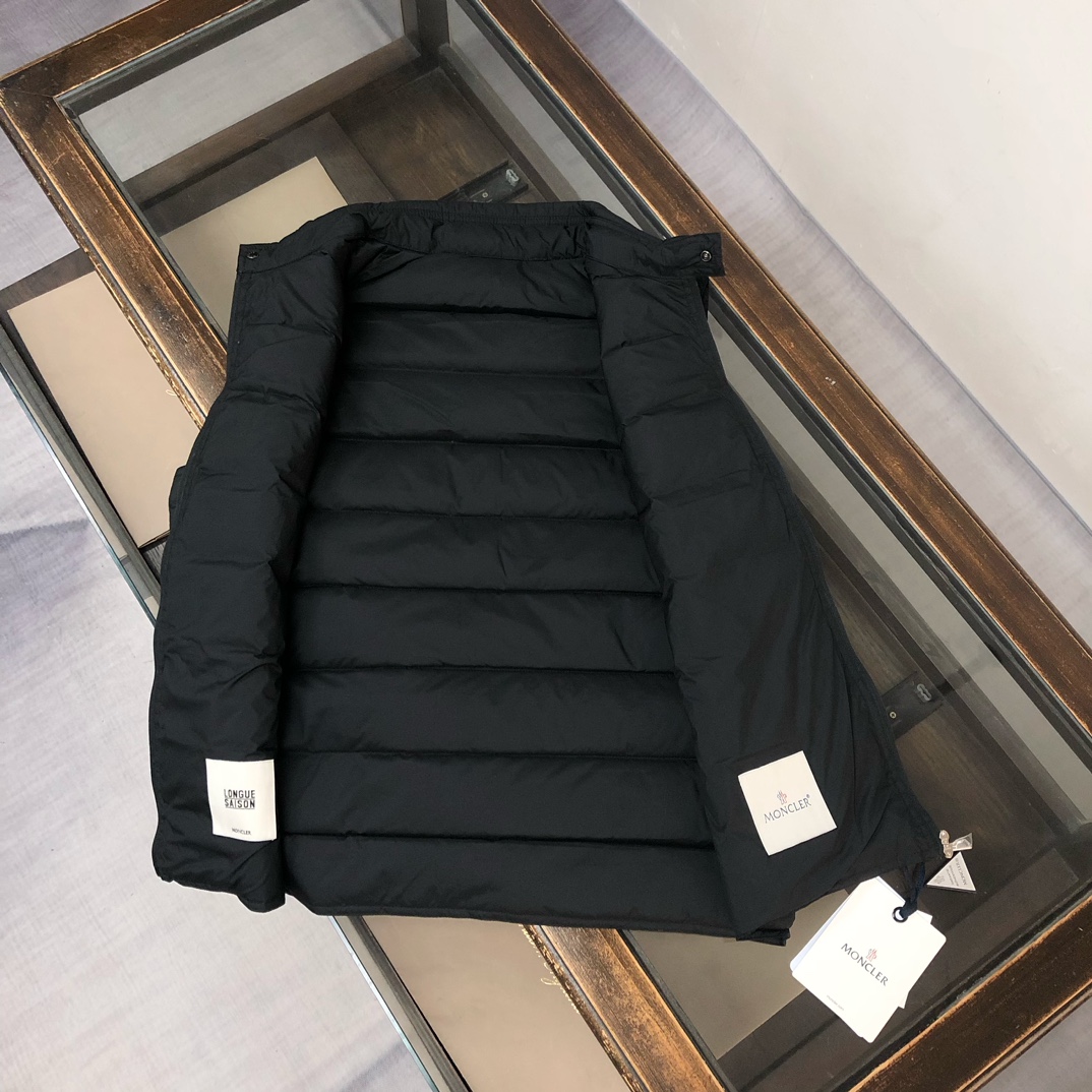 P320, 🆕🆕🆕🔥Moncler 蒙口Gui 小立领羽绒马甲背心!! GUI也是M家族里的一个常青款, 官方每年都出每年都爆卖! 轻盈舒适、款式精简、实穿好穿, 深得男男女女的喜爱, 小码女生也可以轻松驾驭! 羽绒服我们是专业的, 品质这点各位肯定无需顾虑, 这么多年下来大家心里也有数! 此款马甲虽为轻盈款型, 但我们也要求饱满度, 在抛度上也可以说做到了极限, 力求完美! 
颜色：黑色亮面 黑色哑光 绿色 蓝色
尺码：1-2-3-4-5-6