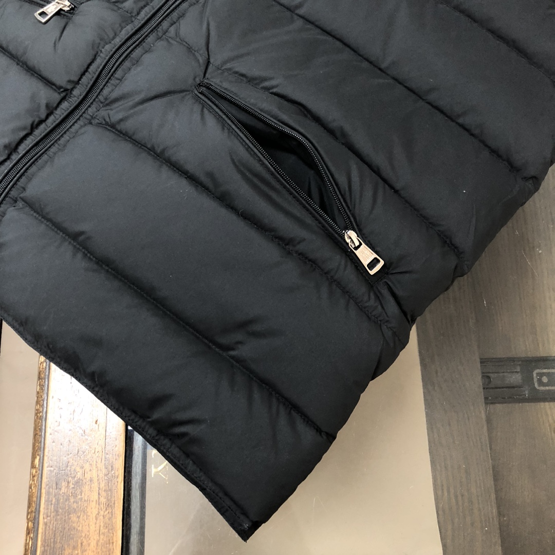 P320, 🆕🆕🆕🔥Moncler 蒙口Gui 小立领羽绒马甲背心!! GUI也是M家族里的一个常青款, 官方每年都出每年都爆卖! 轻盈舒适、款式精简、实穿好穿, 深得男男女女的喜爱, 小码女生也可以轻松驾驭! 羽绒服我们是专业的, 品质这点各位肯定无需顾虑, 这么多年下来大家心里也有数! 此款马甲虽为轻盈款型, 但我们也要求饱满度, 在抛度上也可以说做到了极限, 力求完美! 
颜色：黑色亮面 黑色哑光 绿色 蓝色
尺码：1-2-3-4-5-6