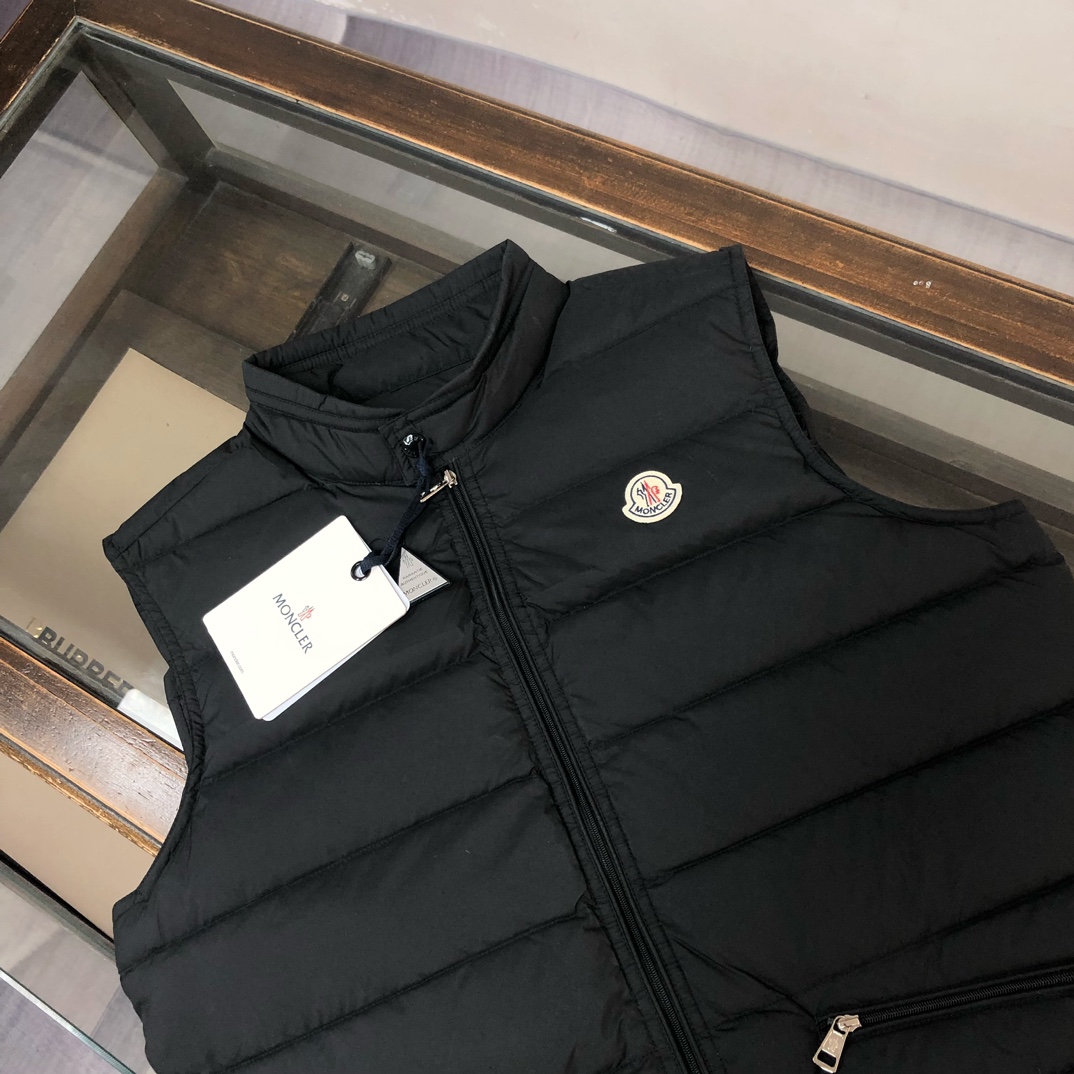 P320, 🆕🆕🆕🔥Moncler 蒙口Gui 小立领羽绒马甲背心!! GUI也是M家族里的一个常青款, 官方每年都出每年都爆卖! 轻盈舒适、款式精简、实穿好穿, 深得男男女女的喜爱, 小码女生也可以轻松驾驭! 羽绒服我们是专业的, 品质这点各位肯定无需顾虑, 这么多年下来大家心里也有数! 此款马甲虽为轻盈款型, 但我们也要求饱满度, 在抛度上也可以说做到了极限, 力求完美! 
颜色：黑色亮面 黑色哑光 绿色 蓝色
尺码：1-2-3-4-5-6