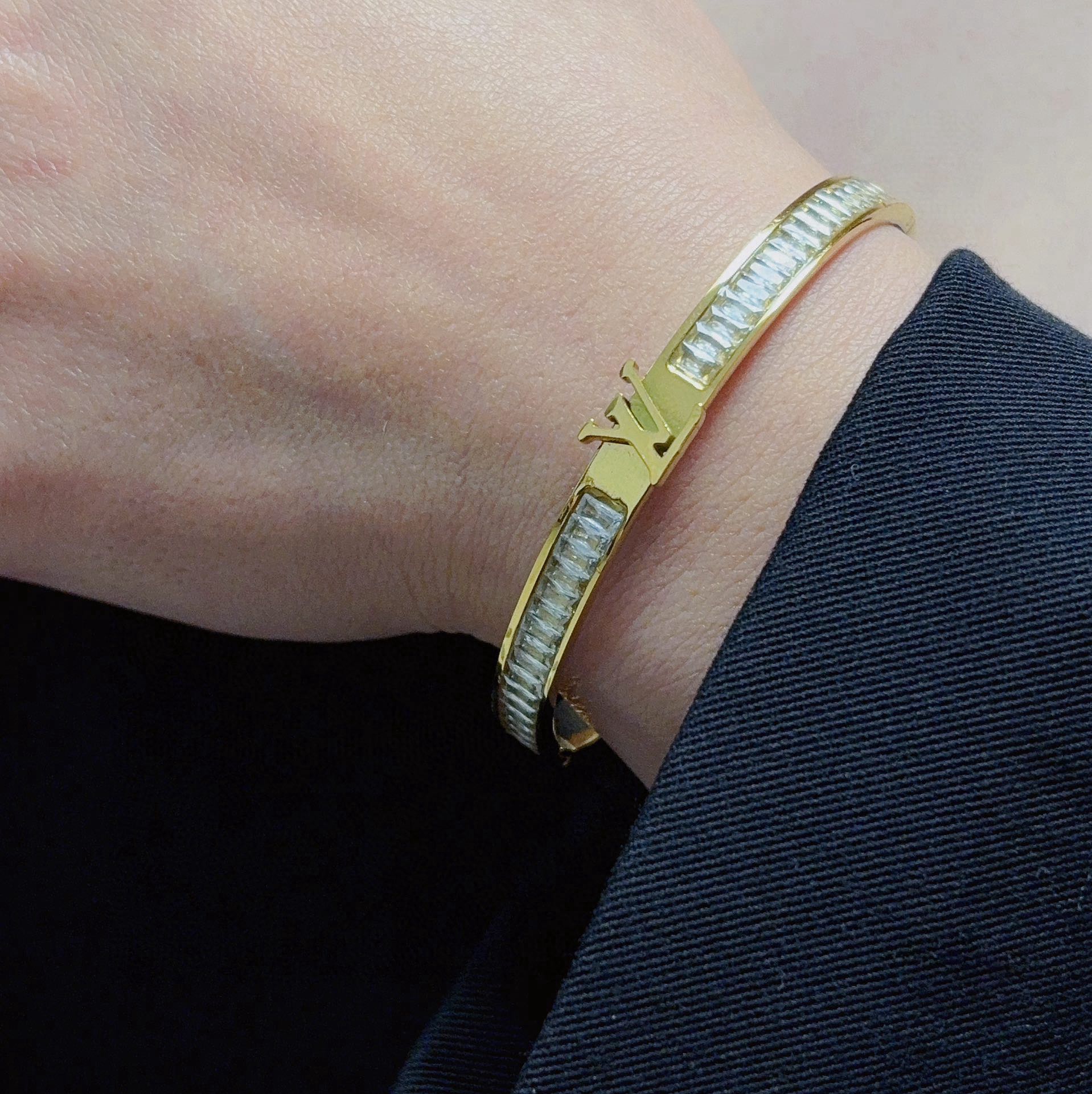 NO:381479,New product, original single product, LV neutral white full diamond bracelet, Louis Vuitton, Louis Vuitton, counter consistent material, hot products shipped, unique design, retro avant-garde. The bracelet 14K seiko color protection version has been loved by MM since its launch. Every color has its unique brilliance!  The effect is very good!  The smallest one!  More durable than ordinary models, beautiful skin tone, fine jewelry, louis vuitton, louis vuitton, louis vuitton, bracelet19860909新品 原单货 LV中性款白满钻手镯Louis Vuitton 路易威登 专柜一致材质 火爆款出货 设计独特 复古前卫.手镯14K精工保色版 从上市以来一直深受MM喜爱每一种颜色都有它独一无二的光彩！上手效果非常好看！最细小的一款！比普通款更耐看显肤色白皙,饰品精品,louis vuitton,louis vuitton,louis vuitton,bracelet,Jewelry