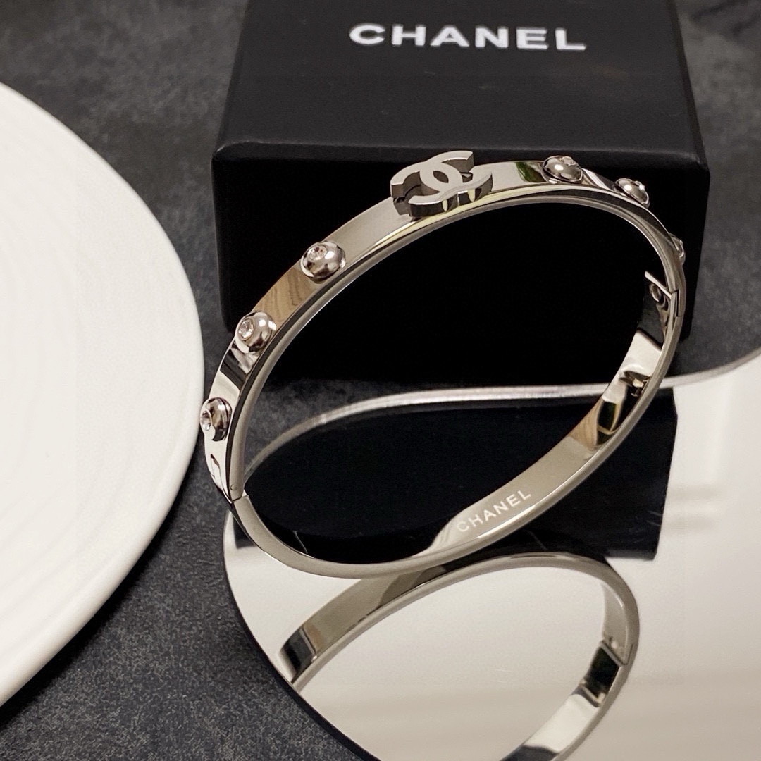NO:381482,The new Chanel Chanel six shining diamond bracelets super heavy industry bling bling, the color is very good and high-end, the goddess is high-end, the fine steel material is not allergic to fade, one to one exquisite craft, the classic charm, the cost-effectiveness is a must-have, the jewelry is boutique, chanel, chanel, bracelet19860909新款香奈儿Chanel六颗闪耀的钻手镯超重工bling bling,颜色搭配得非常好高级感 女神气质高端 精钢材质不过敏不褪色.一比一精美工艺,经典至极的魅物,性价比高 必备必入之选,饰品精品,chanel,chanel,bracelet,Jewelry