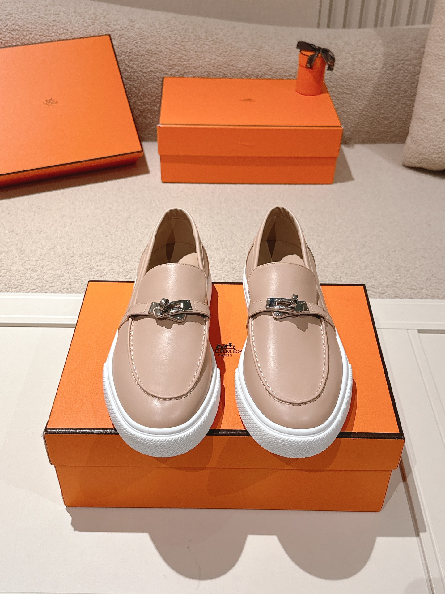 NO:555297,Actual price Hermes# New Kelly buckle thick-soled loafers. Upper cowhide/suede material. Sheepskin lining. Outsole. Exclusive molded outsole. Size: 35-40 for women, 39-45 for men (custom-made for women 41/men 46, non-refundable), hermes, loafers, cowhide, sheepskin, chamois leather19860909实价Hermes# 新款Kelly扣厚底乐福鞋 鞋面牛皮/麂皮材质 内里羊皮内里 大底独家开模大底 码数女码35-40 男码39-45（女41/男46定做不退换）,,hermes,loafers,cowhide,sheepskin,chamois leather,Men's shoes