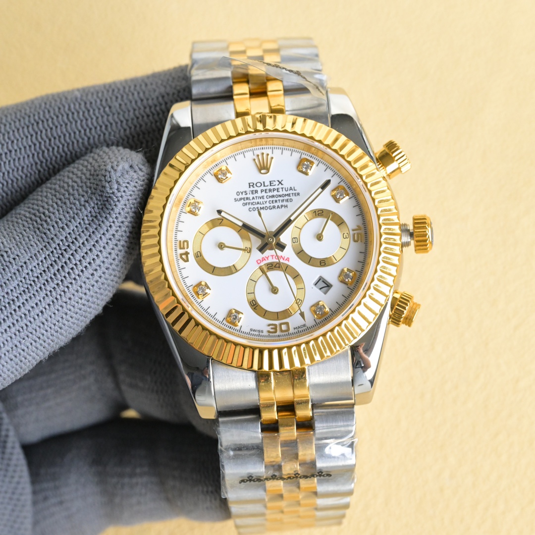 NO:340453,White and gold, strong recommendation of the new model of the year, Classic Diary Series - Multifunctional Watch, the highest version of the anti-watch, Rolex Complex series, six-pin men's watch [Love] hot model [Love] multifunctional watch. 1 equipped with the original imported weekly and month moon phase kinetic energy function movement mechanical watch!  2 The dial uses classic and exclusive high-end luxury ribs to highlight the luxurious temperament of this watch [grin] 3 The strap uses an imported 316 steel strap watch!  The 4-meter mirror uses a double-dol sapphire mirror!  5 Perspective bottom cover!  6 diameter 41 mm, thickness 10 mm!  The watch functions combine week/month/date/moon/sun and other functions, and the best men's business watch is truly standard!  It is a representative work of high-end watches!  The details of honorary reputation reveal the nobleness of men, with great taste, and great craftsmanship. It is as grand as the original product!  Integrity, rolex19860909白 金 年度新款强力推荐 经典日志系列-多功能腕表 防表届最高版本劳力士 复杂系列六针男表[爱心]爆款[爱心] 多功能腕表. 1搭载原装进口星期月份月相动能功能机芯机械表！ 2表盘上采用经典独家高级奢华棱纹 突显出这款腕表的华贵气质[呲牙] 3表带采用进口316钢带腕表！ 4表镜采用双卜蓝宝石镜面！ 5透视底盖！ 6直径41毫米,厚度10毫米！ 腕表功能汇集星期/月份/日期/月亮/太阳等功能于一身,最佳男士商务腕表真正的标配！为高端腕表的代表之作！ 荣誉出品 尊贵彰显之美誉细节之处透露男士高贵,品位十分,匠心巨制 大气媲美原装货！表里如一 独具匠心,,rolex,Watch