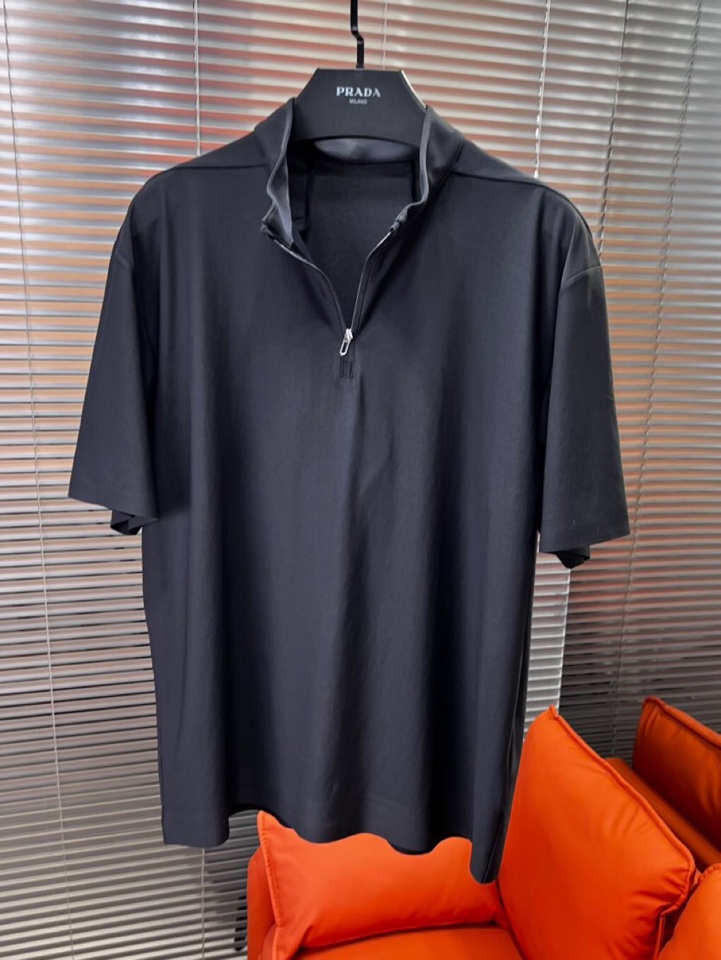 descente 迪桑特GOLF运动系列短袖圆领T恤，\n全新肌理 新款速干进口轻量化纤维赋予了面料轻盈